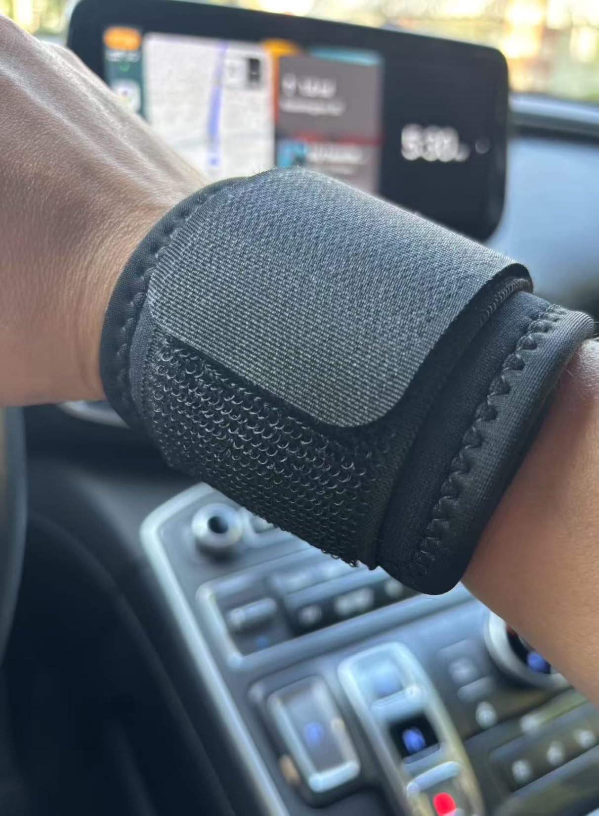 Wrist Brace, 2 PACK Wrist Wraps for Carpal Tunnel for women and men. Wrist Straps for Weightlifting, Working Out and Pain Relief. Flexible, Highly Elastic, Adjustable, Comfortable and Multi-Functional customer photo 2