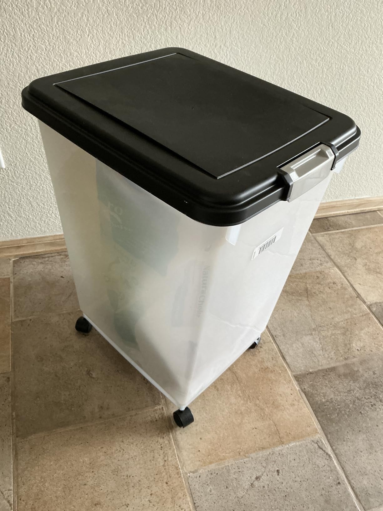 IRIS USA Airtight Dog Food Storage Container, Up to 30 lbs, Attachable Wheels customer photo 1