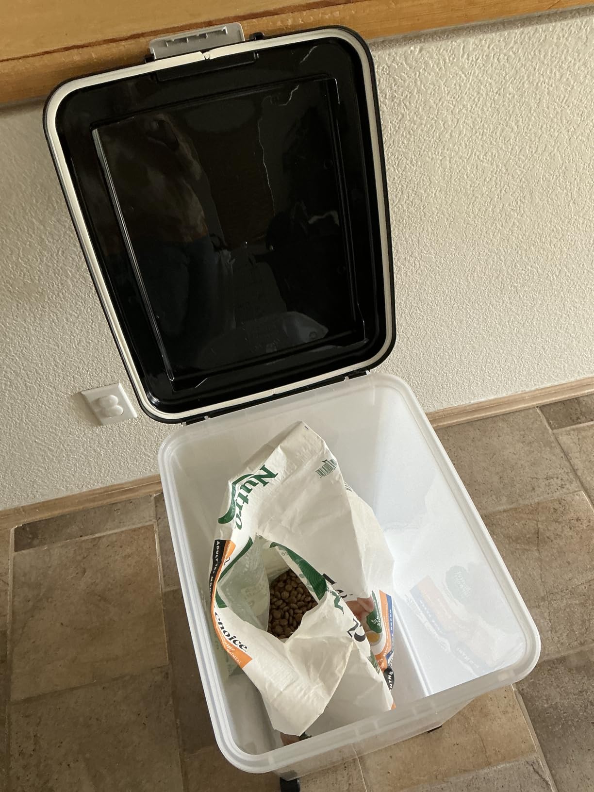 IRIS USA Airtight Dog Food Storage Container, Up to 30 lbs, Attachable Wheels customer photo 2