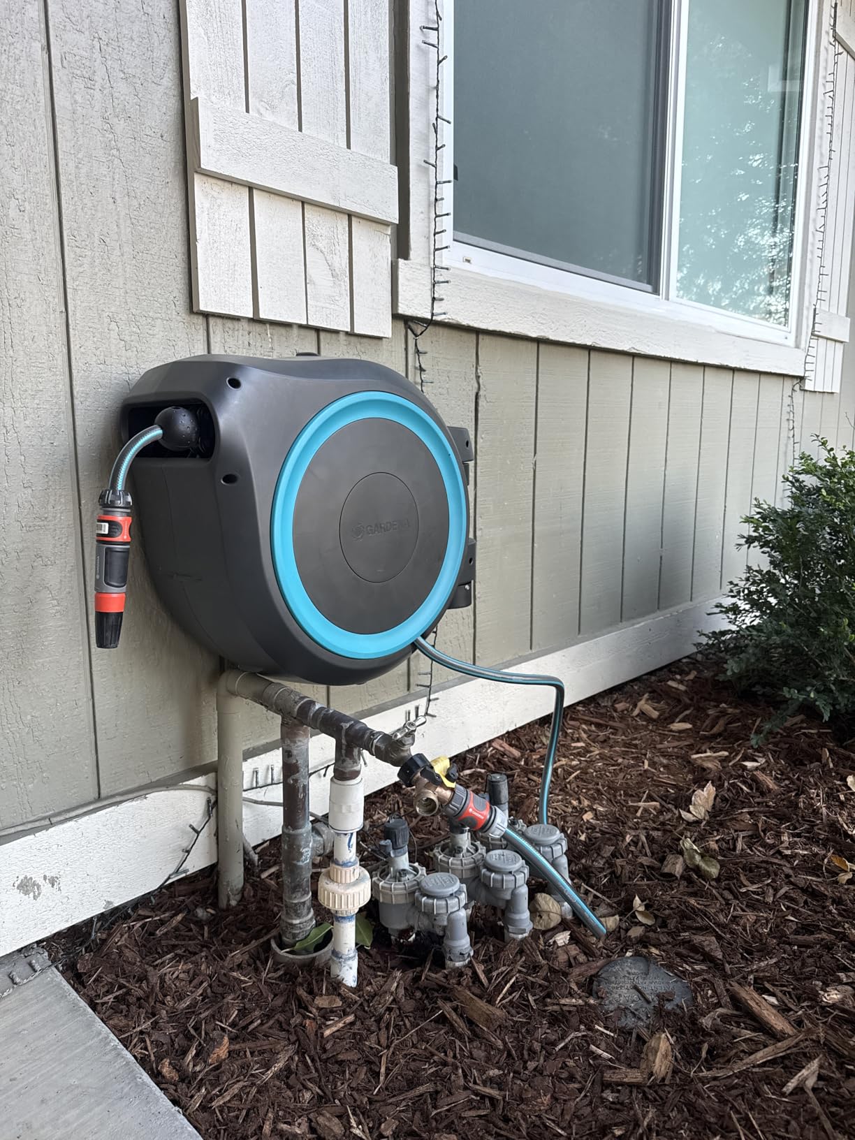 GARDENA Retractable Garden Hose Reel - 100 Feet - Auto Retract Hose Reel with 180° Swivel Wall Mount - Heavy Duty - Integrated Spray Nozzle - 08055 customer photo 1