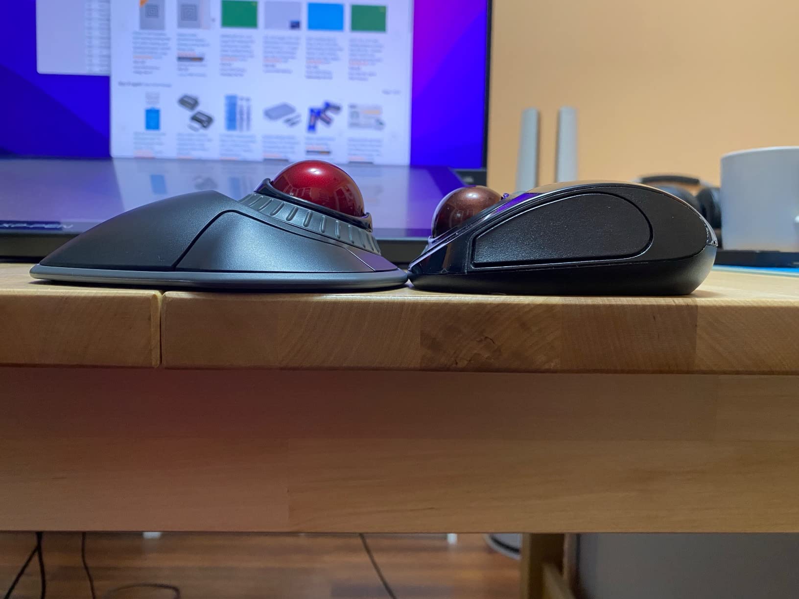 Kensington Orbit Wireless Trackball with Scroll Ring - Black-Red (K70990WW) customer photo 2