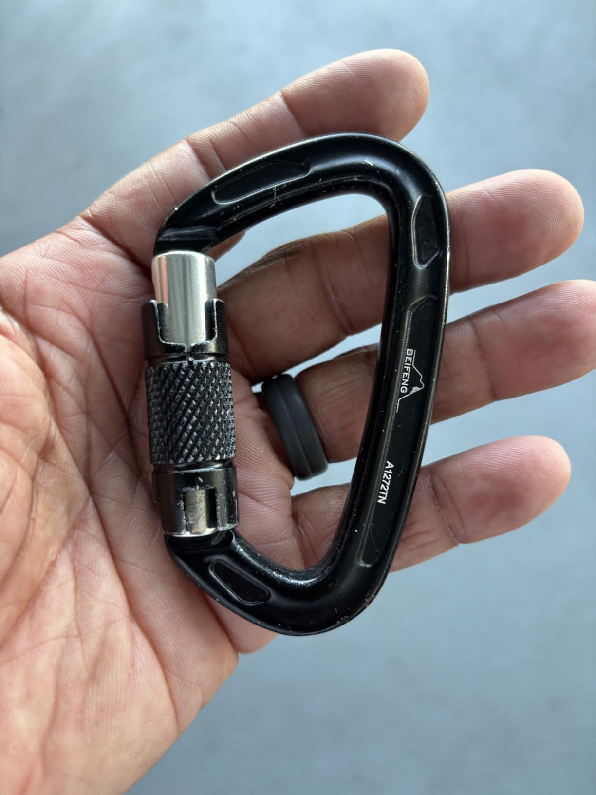 BEIFENG 25KN Auto Locking Carabiner - UIAA Certified Heavy Duty Climbing Carabiners for Rock Climbing, Camping, Rappelling, Hunting, Rescue Equipment - Professional Carabiner Clips (Black) customer photo 1