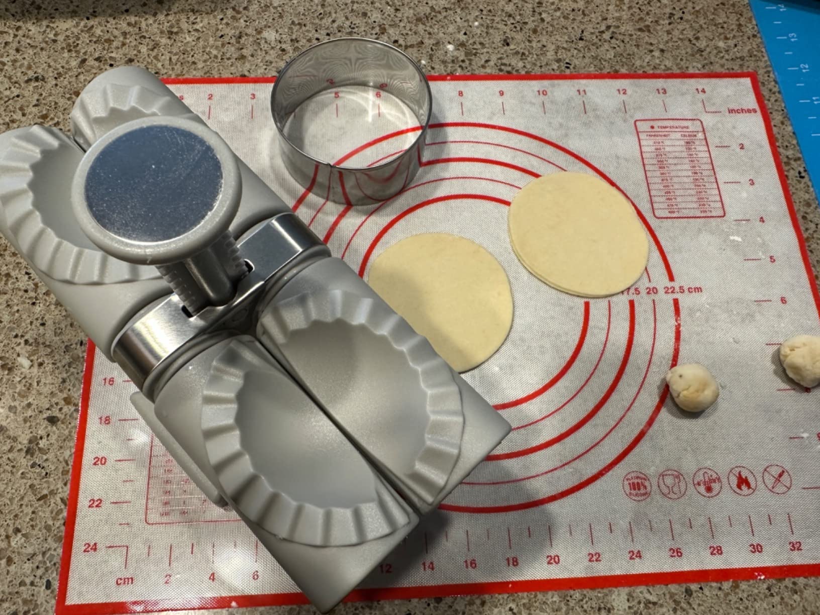 Household Double Head Automatic Dumpling Maker Mould,Dumpling Maker Press with Kneading Pad,2 Dough Pressing Tools and Spoon.Quick Dumplings Pierogi Maker for Home,Kitchen,Restaurant customer photo 2