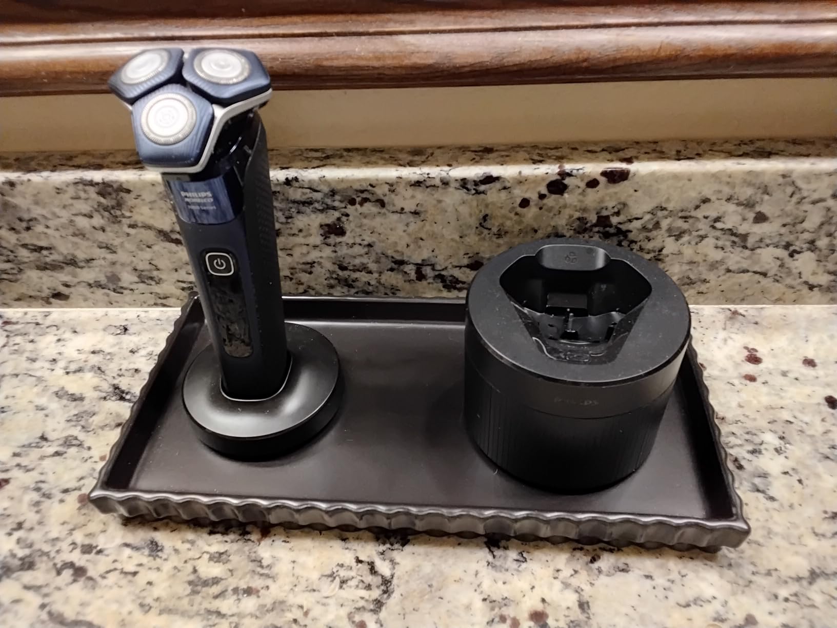 Philips Norelco Shaver 7800, Rechargeable Wet & Dry Electric Shaver with SenseIQ Technology, Quick Clean Pod, Charging Stand, Travel Case and Pop-up Trimmer, S7885/85 customer photo 2