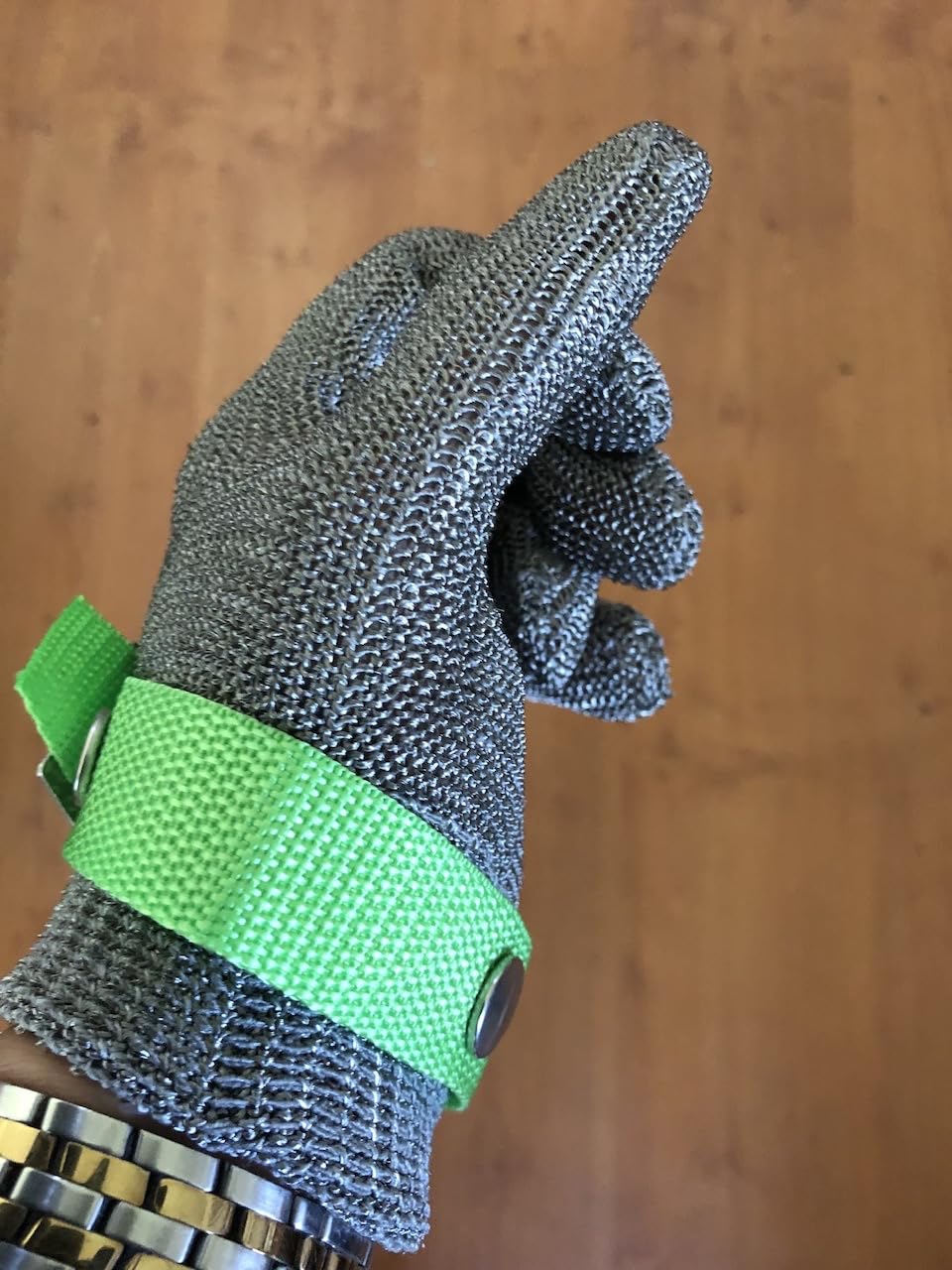 Aillary Level 9 Cut Resistant Kitchen Glove, Food Grade, Machine Washable, Stainless Steel Wire Metal Mesh Safety Work Glove for Mandolin, Meat Cutting, Oyster Shucking, and Wood Working (Large) customer photo 1
