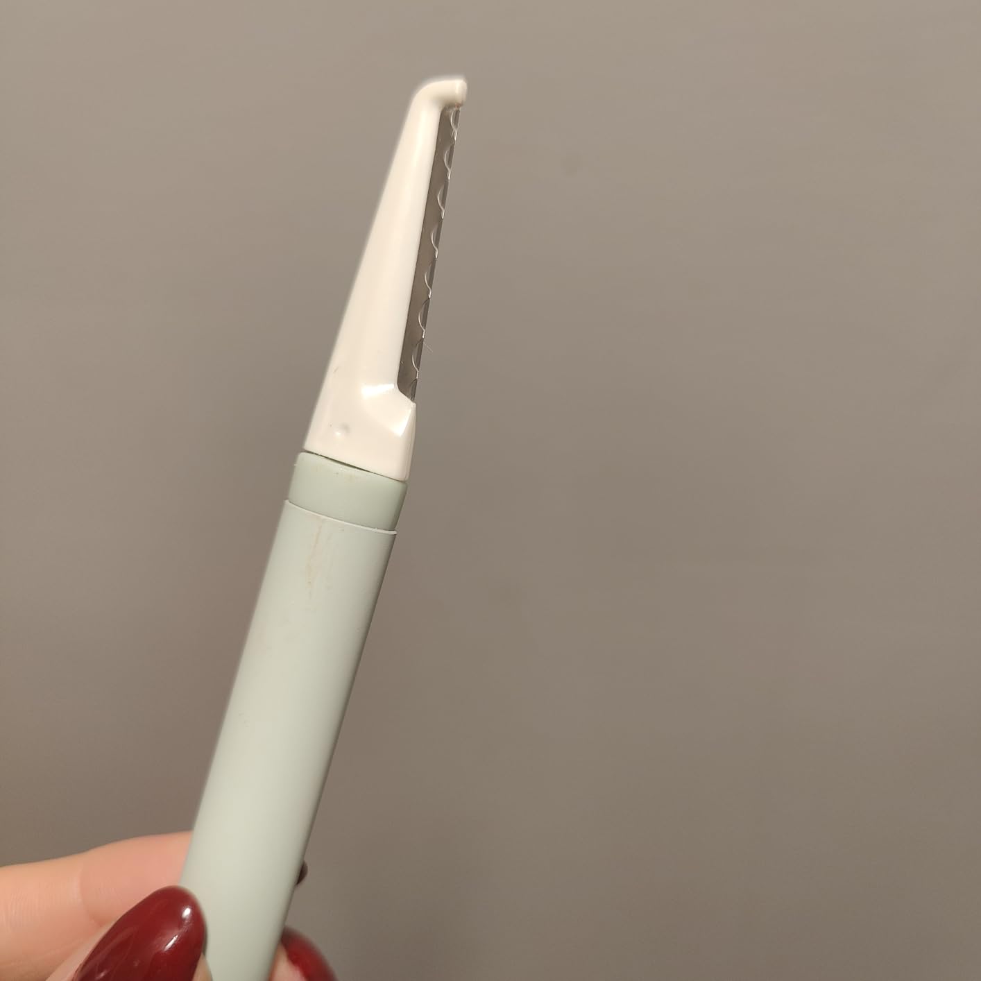 Versed Instant Gratification At-Home Dermaplaning Tool - Reusable, Pro-Grade Facial Exfoliator - Stainless Steel Facial Razor with Single-Edge Blade for Smooth Complexion & Enhanced Makeup Application customer photo 1