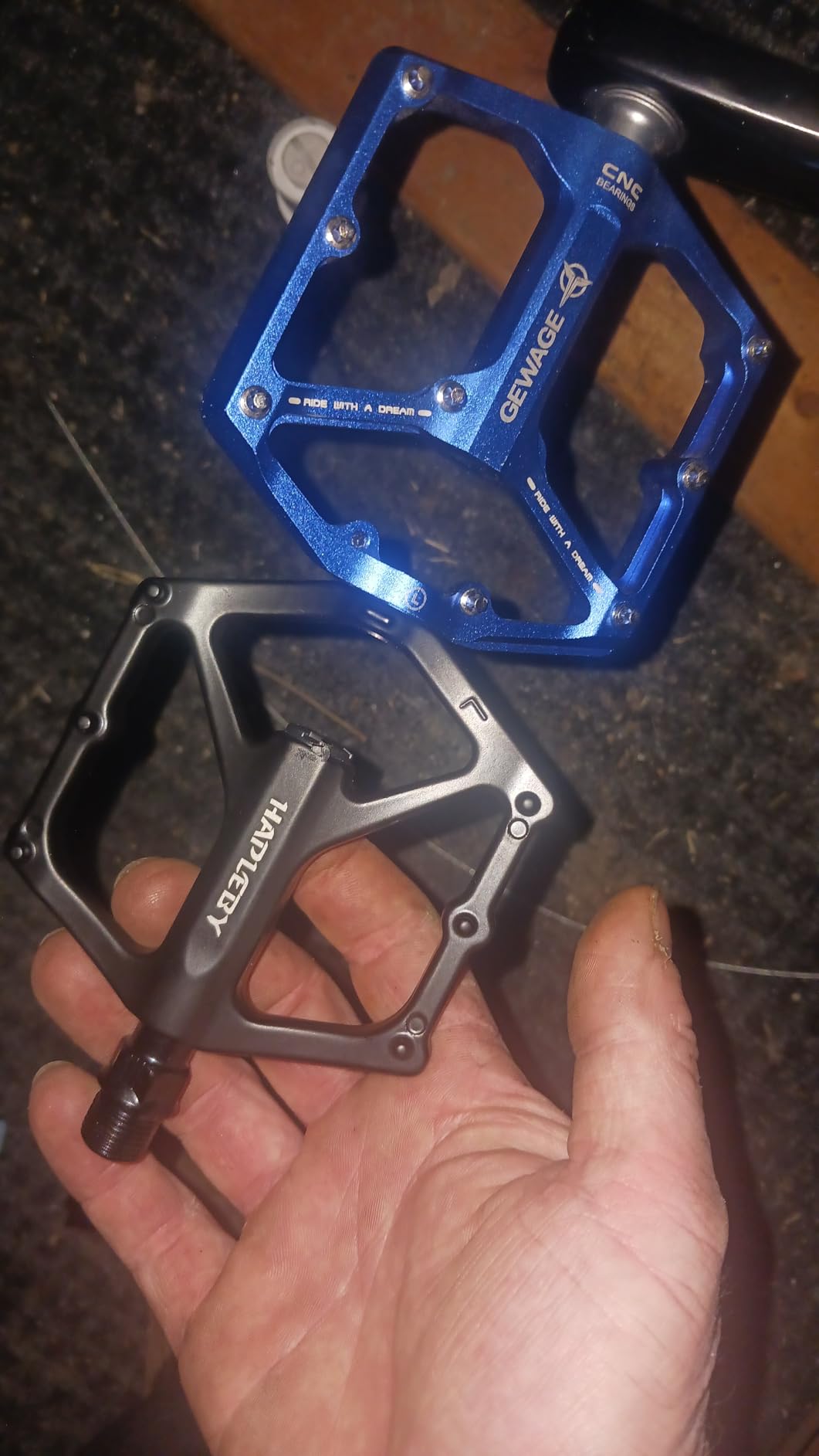 Hapleby Premium Bike Pedals of 9/16 Inch, Professional Mountain and Road Bike Flat Pedal with 2 Sealed Bearings, Wide Platform and Lightweight of Bicycle Pedals customer photo 2