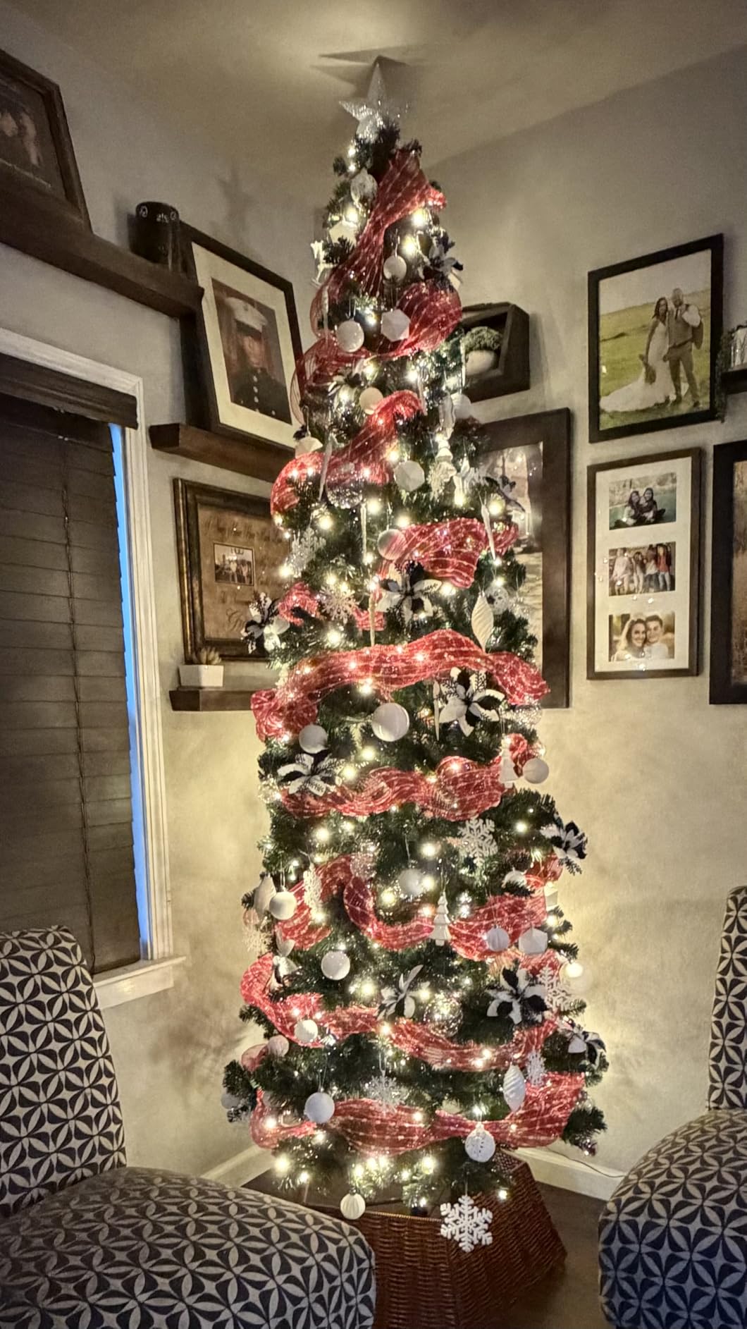 Naomi Home 9ft Christmas Tree with Lights Realistic Traditional Christmas Tree Prelit with Pine Cones Foot Pedal 2294 Branch Tips 1050 Warm Lights and Metal Stand Aritificial customer photo 1