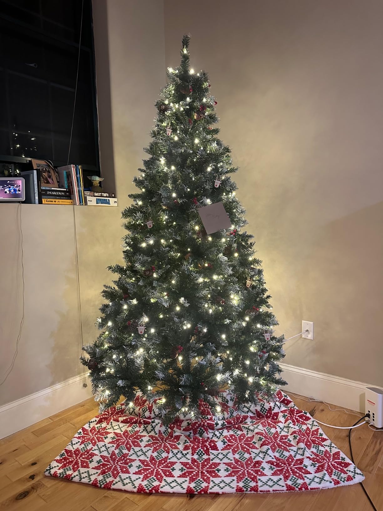 Naomi Home 9ft Christmas Tree with Lights Realistic Traditional Christmas Tree Prelit with Pine Cones Foot Pedal 2294 Branch Tips 1050 Warm Lights and Metal Stand Aritificial customer photo 2