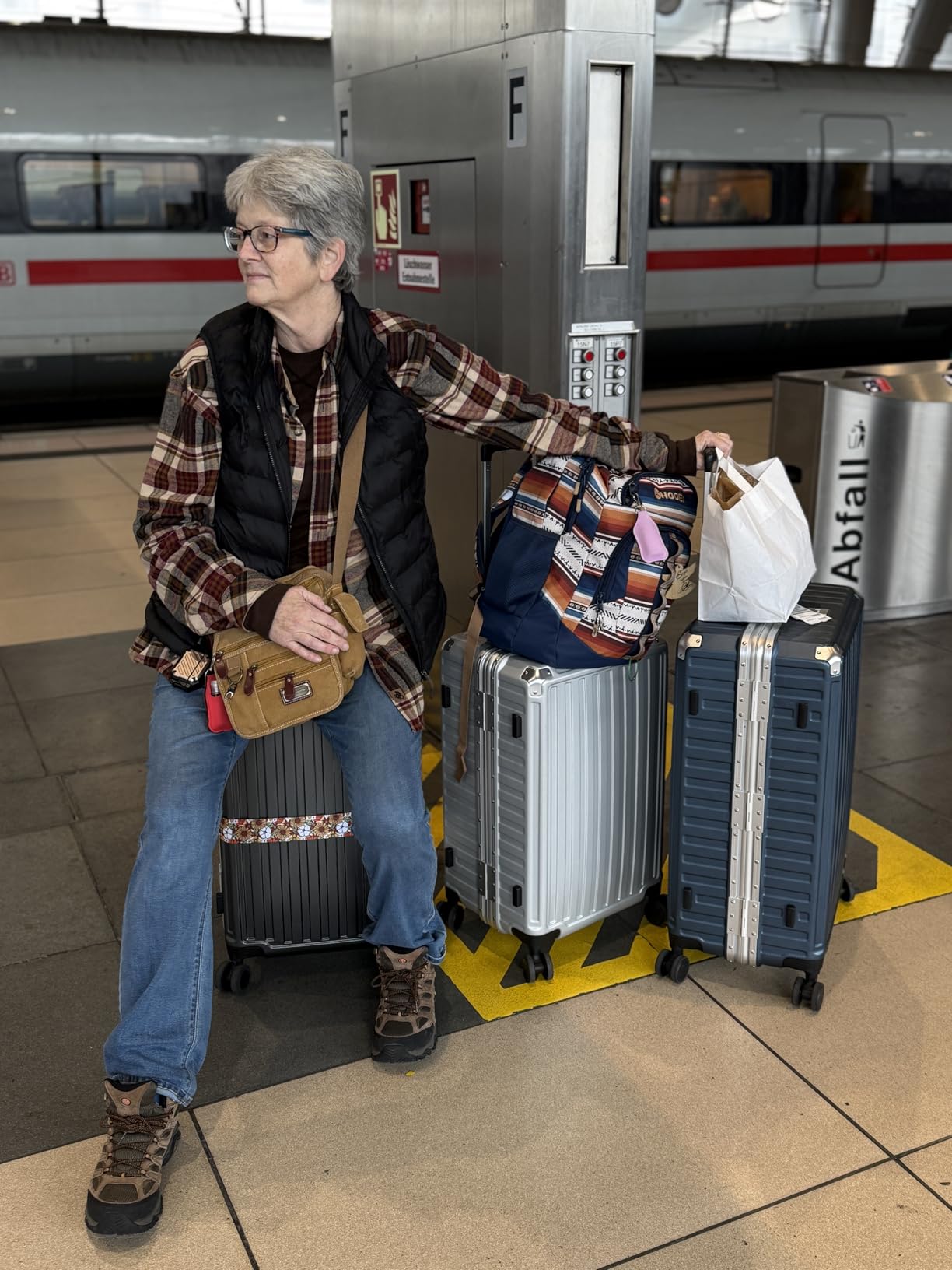 LEVEL8 Luggage Sets with Spinner Wheels, 8010S Aluminum Frame Zipperless Polycarbonate Hard Shell Suitcase Sets (ZX-Core, Charcoal Metallic, 2 Piece (20/28)) customer photo 1