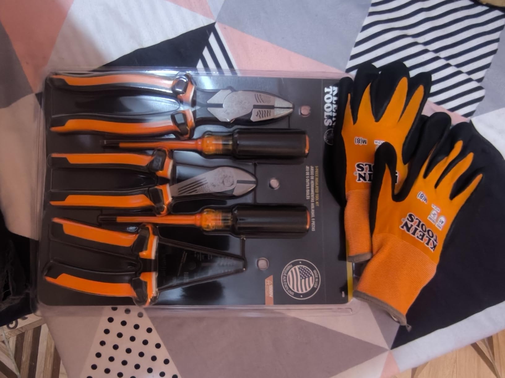 Klein Tools 60581 Work Gloves, Knit Dipped Cut Resistant ANSI A1 Nitrile Coated Gloves, Nylon-Spandex, Touchscreen Capable, Large, 2-Pair customer photo 1