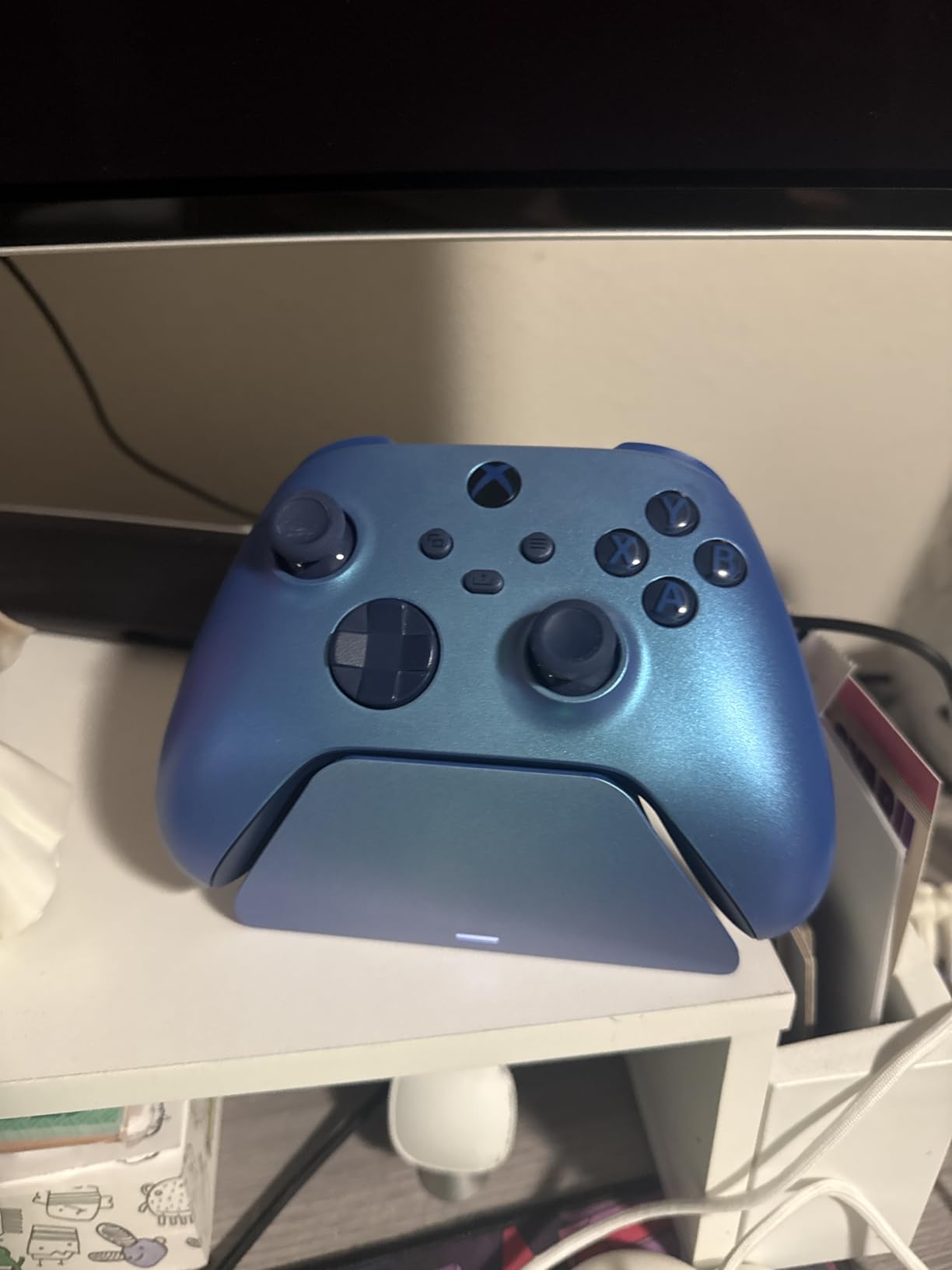Razer Universal Quick Charging Stand for Xbox Series X|S: Magnetic Secure Charging - Perfectly Matches Xbox Wireless Controllers - USB Powered - Aqua Shift (Controller Sold Separately) customer photo 1