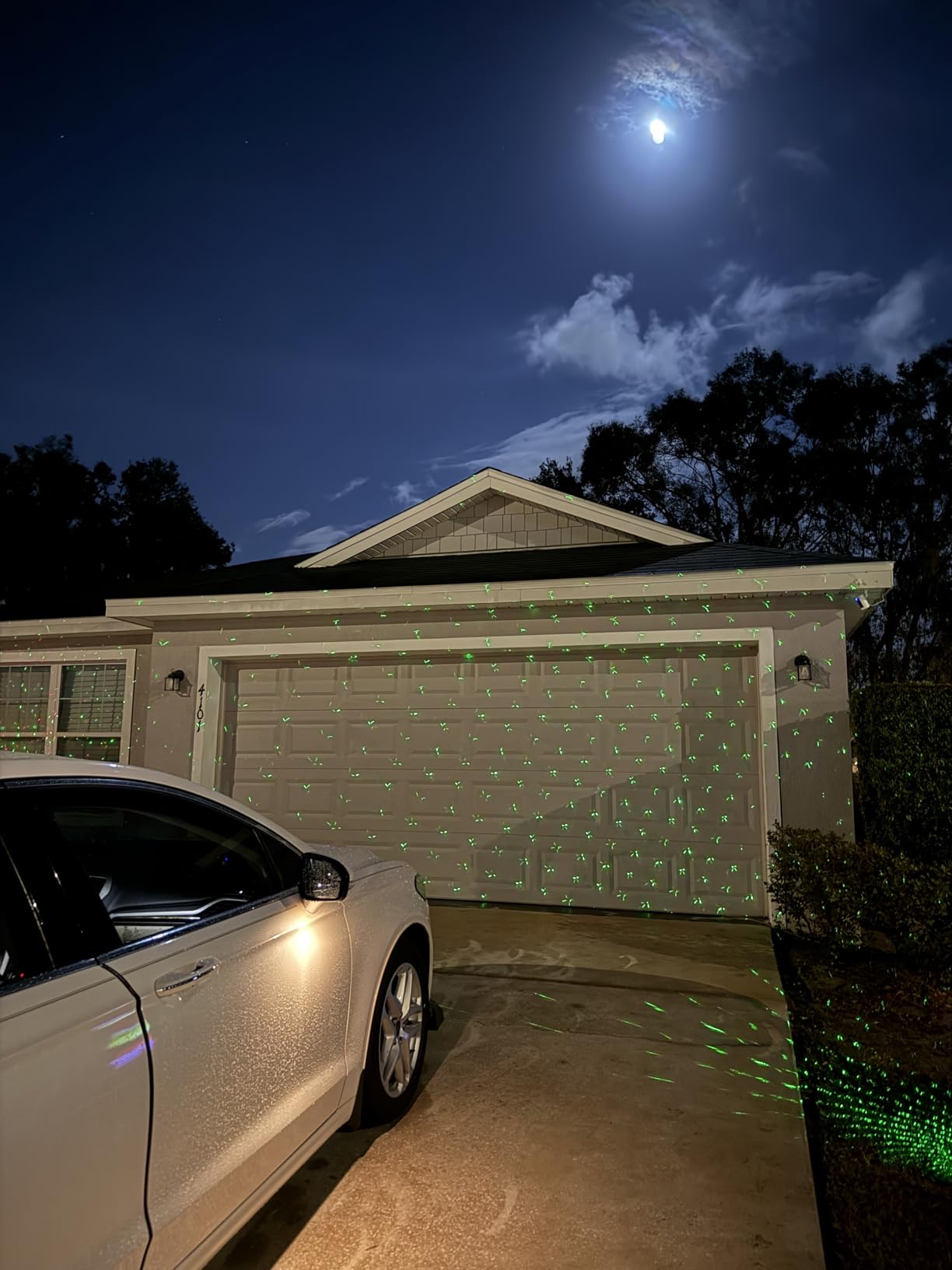 SUNFUCAN Laser Christmas Projector Lights Outdoor, Outdoor Garden Laser Light, Landscape Lights with Red and Green Stars, IP65 Waterproof,Cold Resistant. Suitable for Holiday, Party, Garden Decorat customer photo 2