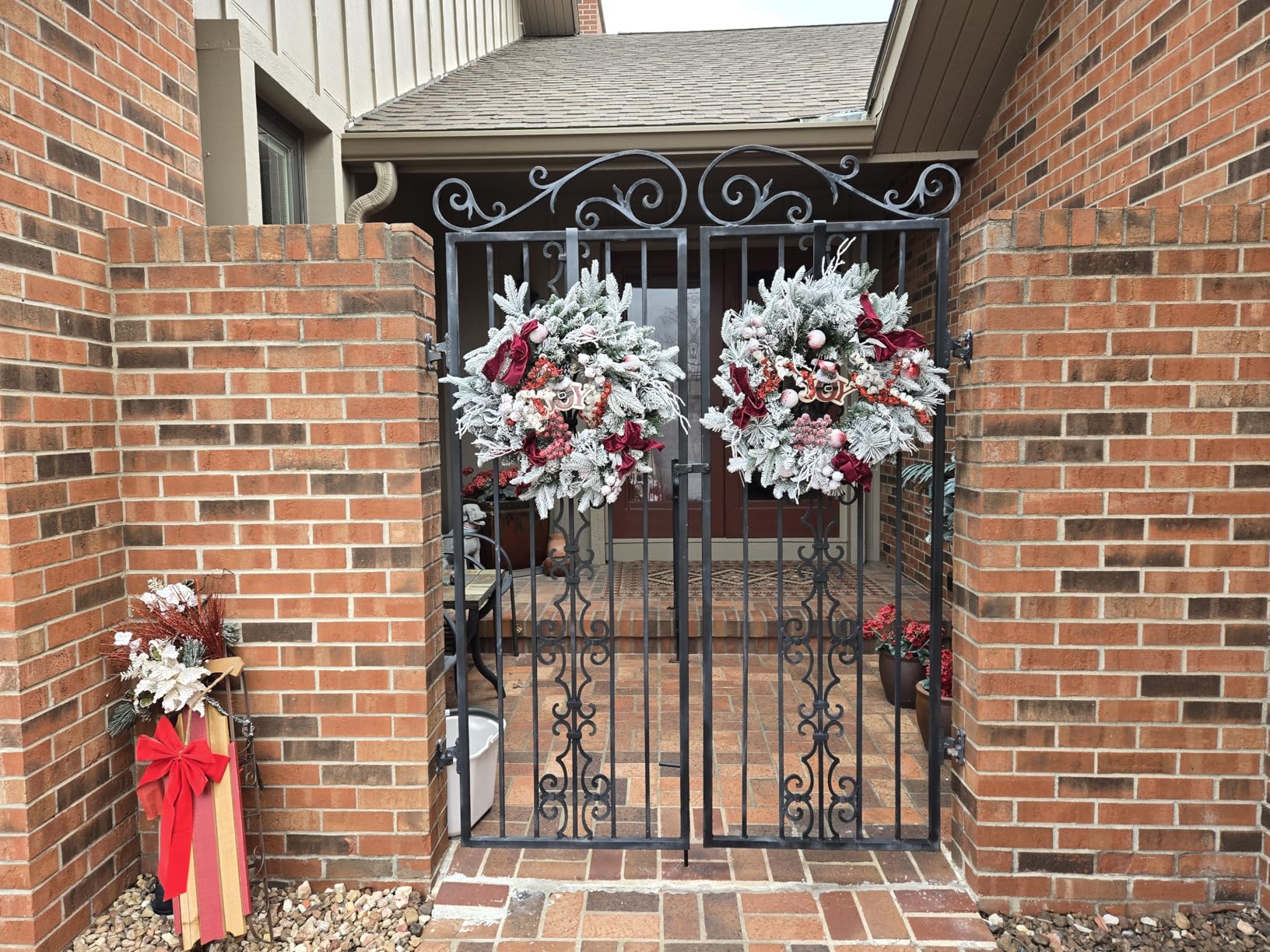 Pre-lit Snow Christmas Wreath with Red Balls, Berries and Bows, 24 Inch 50 Battery Operated LED Lights, Holiday Decoration for Front Door Outdoor customer photo 1