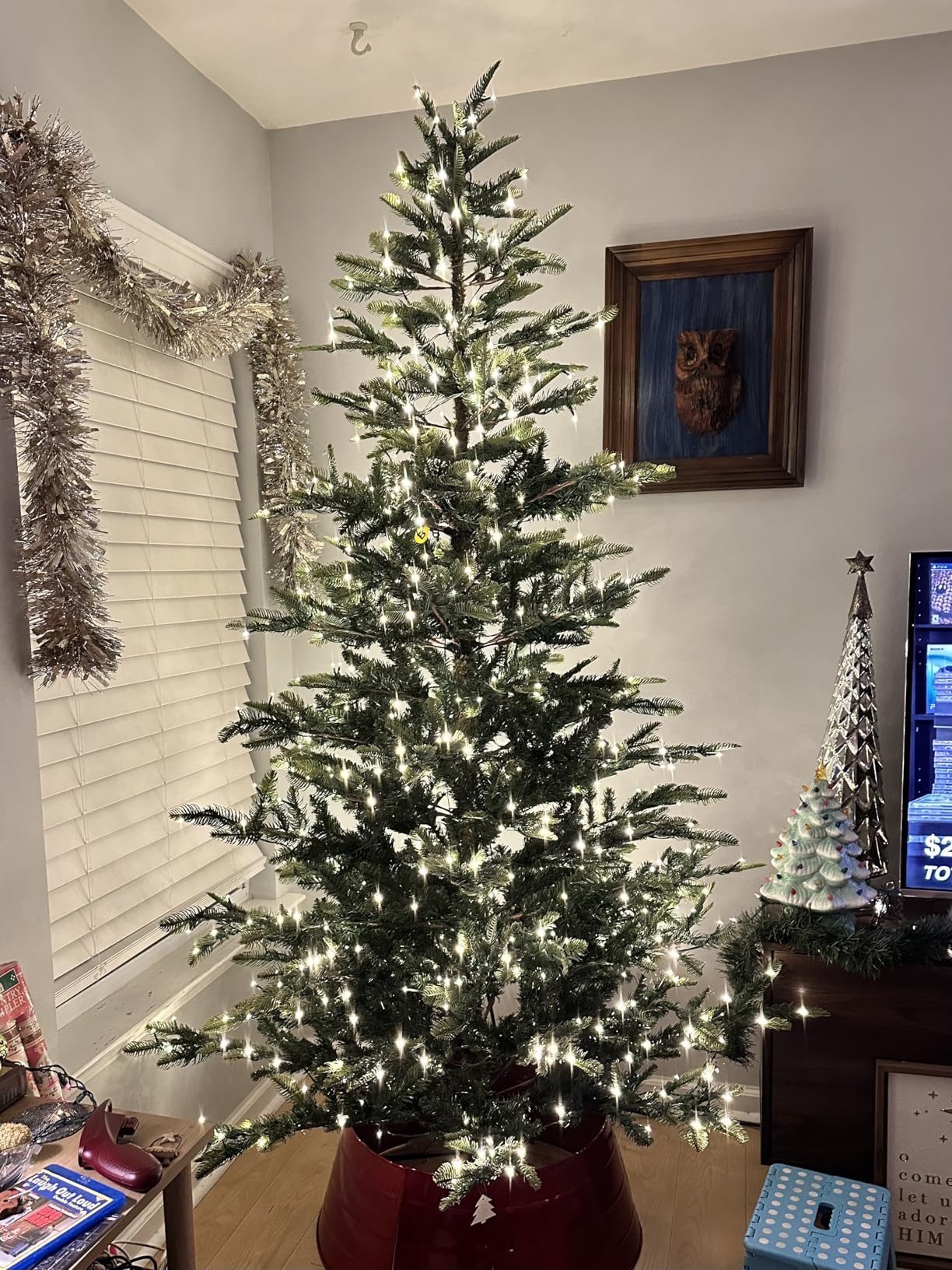 Naomi Home 7.5ft Pencil Christmas Tree with Lights, Realistic Pre-Decorated Slim Christmas Tree Prelit with 1099 Branch Tips, 350 Warm Lights and Metal Stand, Artificial Xmas Tree customer photo 1