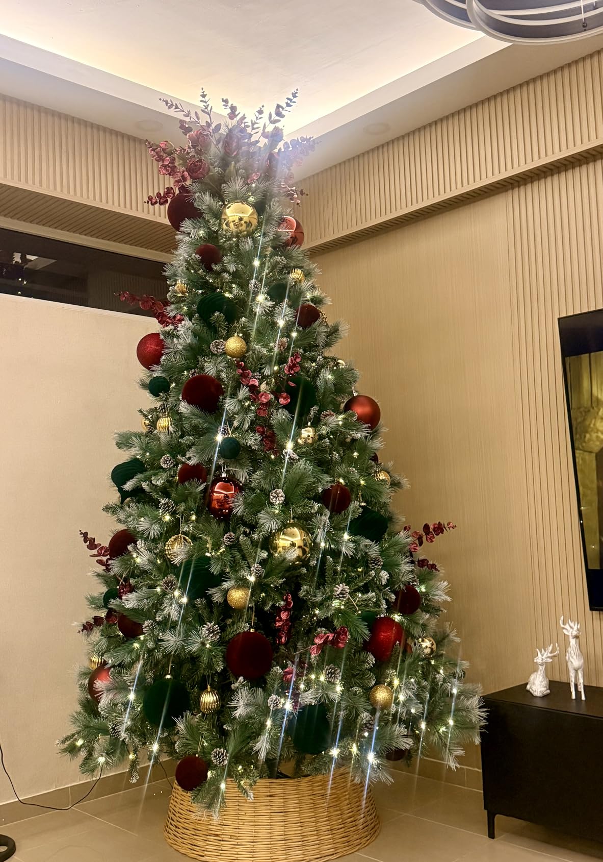 Best Choice Products 7.5ft Pre-Lit Scotch Pine Christmas Tree, Premium Frosted Pre-Decorated Artificial Holiday Decor w/ 1,320 Branch Tips, 2-in-1 White and Multicolor LED Lights, Cordless Setup customer photo 1