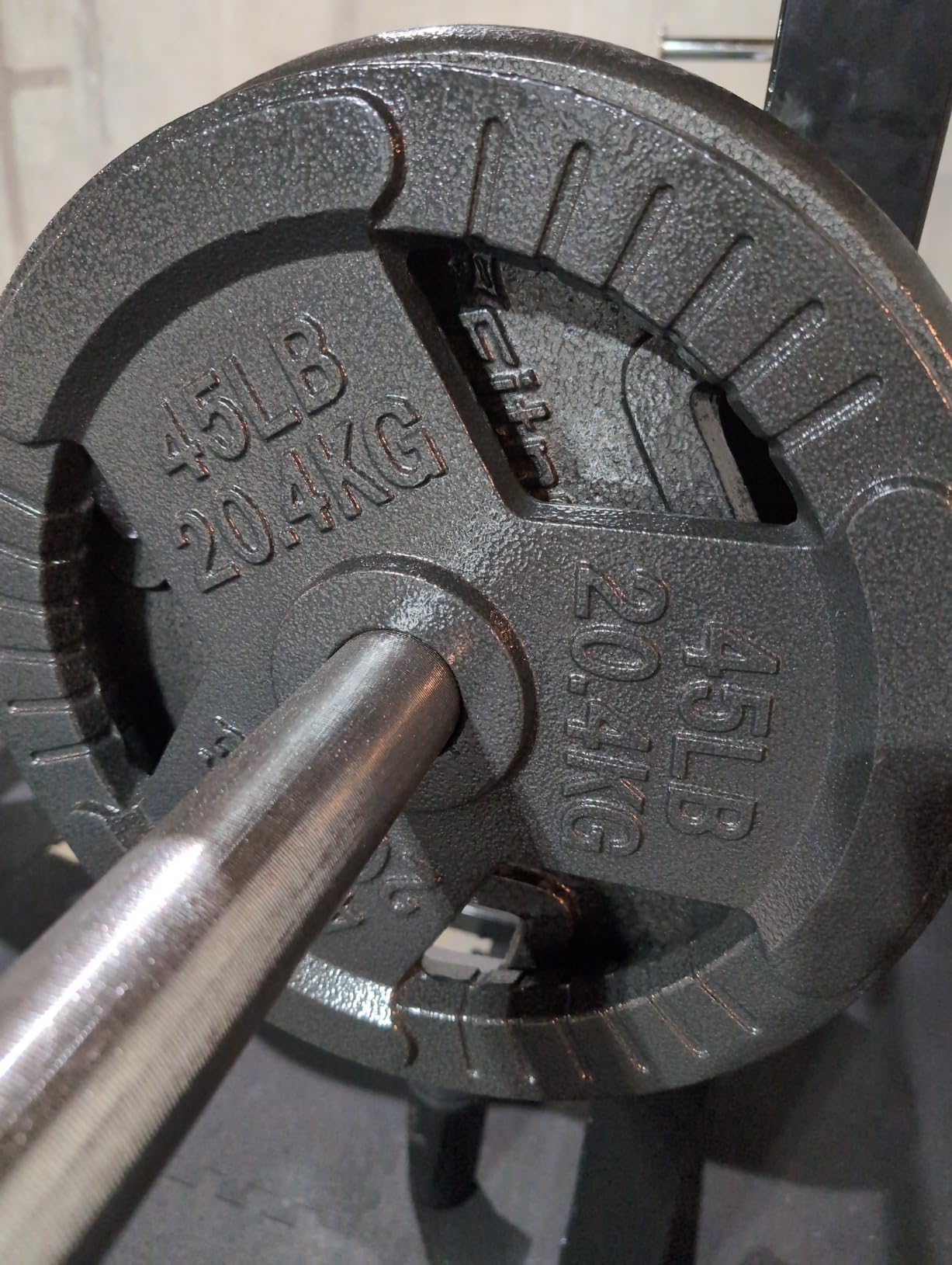 Yes4All Tri-Grip Handles Cast Iron Olympic Weight Plates, 2-Inch Weight Plates for Weight Lifting with Smooth and Durable Finish, Suitable for Strength Training Exercises (Single, Pair and Set) customer photo 2