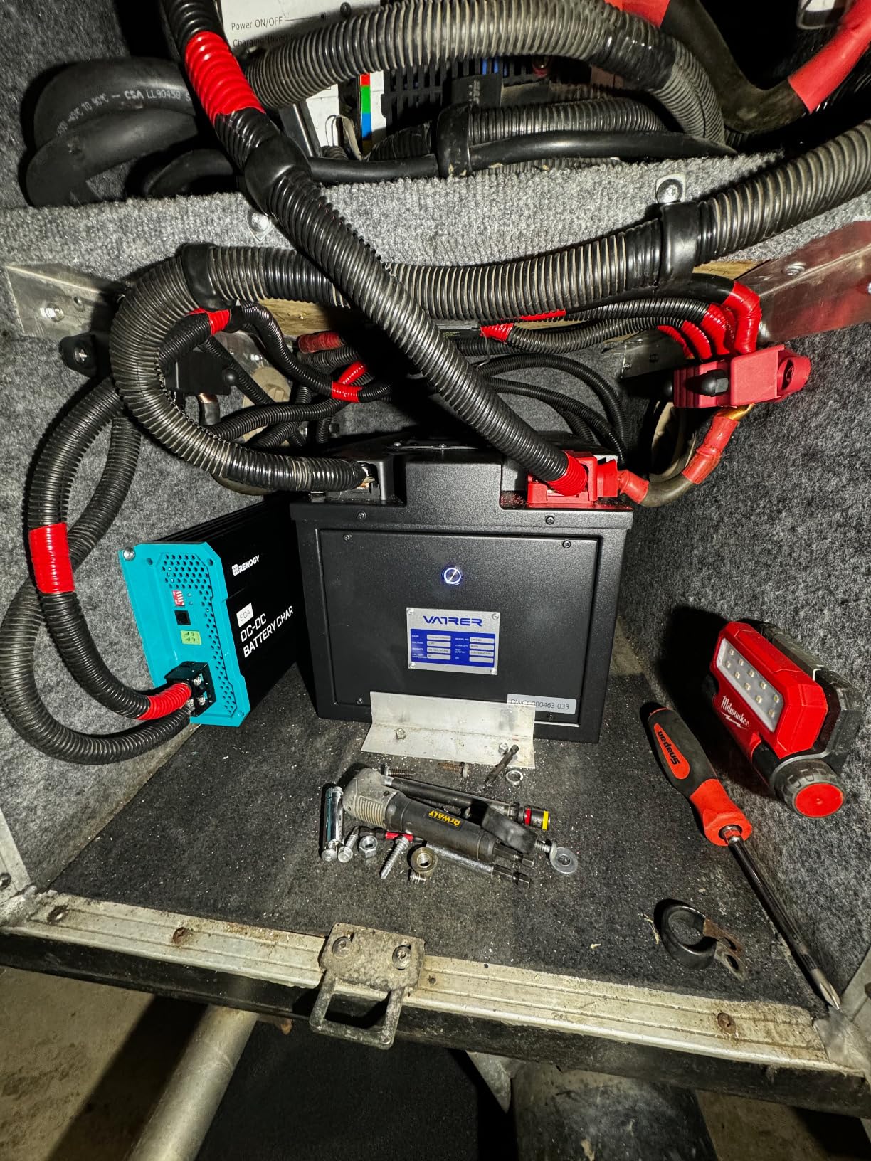 VATRER POWER 12.8V 460Ah Low Temp Cutoff LiFePO4 RV Battery, APP Monitoring, Built-in 250A BMS, Max. 3200W Load Power, 5880Wh Usable Energy, 5000+ Cycles Lithium Battery, Perfect for RV, Motorhomes customer photo 1