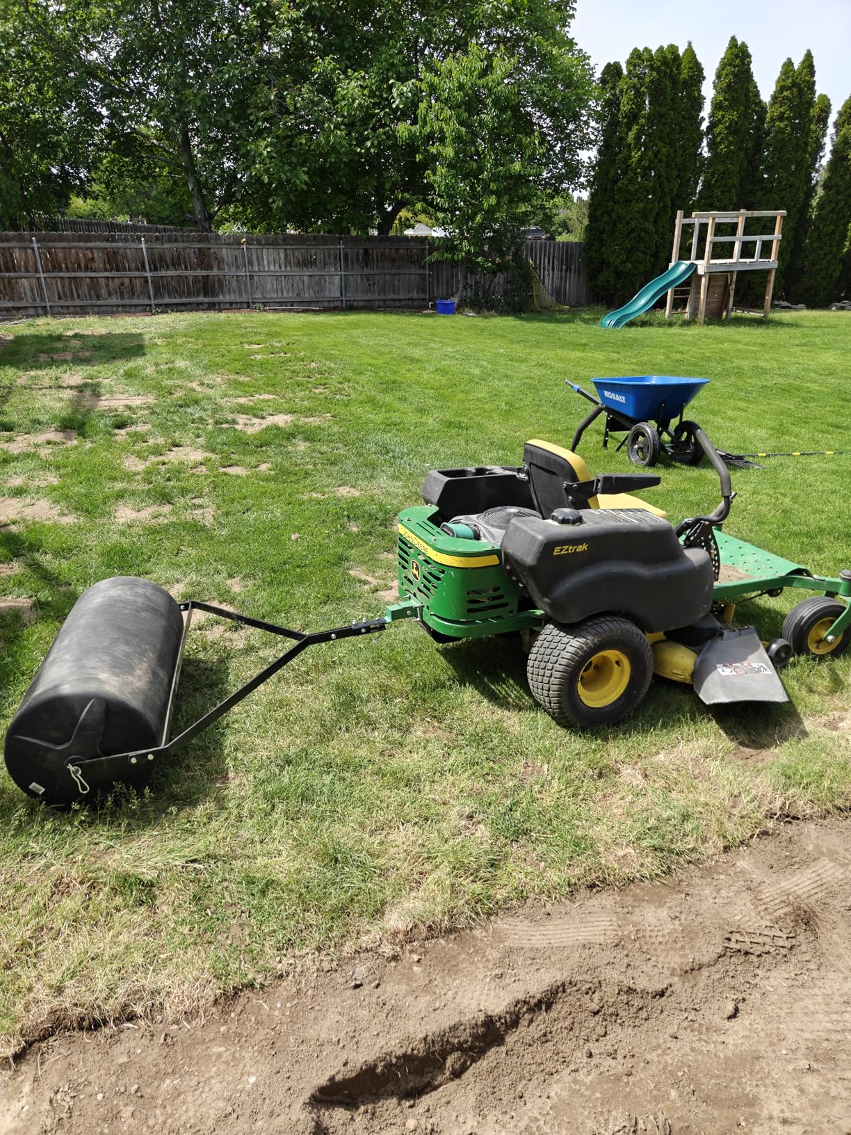 VEVOR Tow Behind Lawn Roller, 400lbs Sand/Water Filled Yard Roller, LLDPE Drum and Steel Frame Sod Roller with Easy-Turn Plug, Tow Behind a Tractor or ATV for Lawn, Garden, Farm, Park, Black customer photo 1