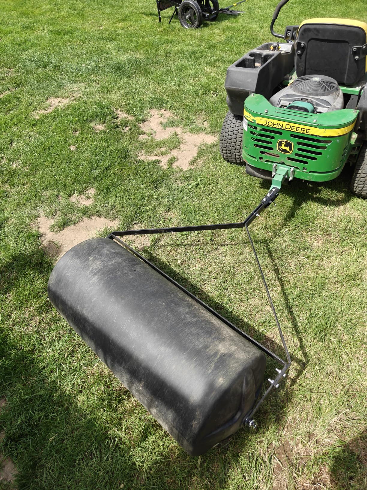 VEVOR Tow Behind Lawn Roller, 400lbs Sand/Water Filled Yard Roller, LLDPE Drum and Steel Frame Sod Roller with Easy-Turn Plug, Tow Behind a Tractor or ATV for Lawn, Garden, Farm, Park, Black customer photo 2