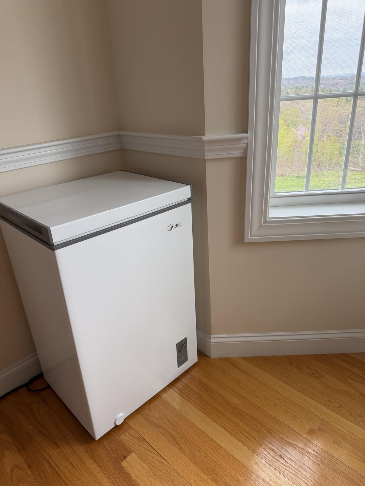 Midea MERC07C4BAWW Chest Freezer, 7.0 Cubic Feet Freezer With Removable Basket, Interior LED Light, Adjustable Temperature, For Kitchen Apartment Office, White customer photo 2
