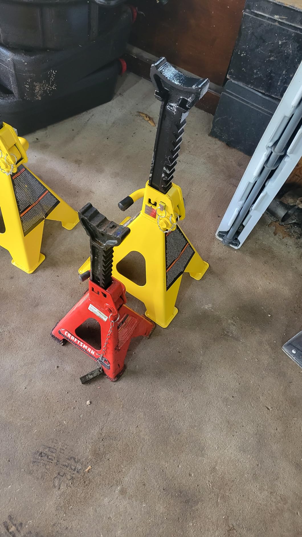 YELLOW JACKET Jack Stands 6 Ton with Double Locking and Large Foot Base for Lifting SUVs, Heavy Duty Steel, 13000 lb Capacity, 1 Pair, Yellow customer photo 2