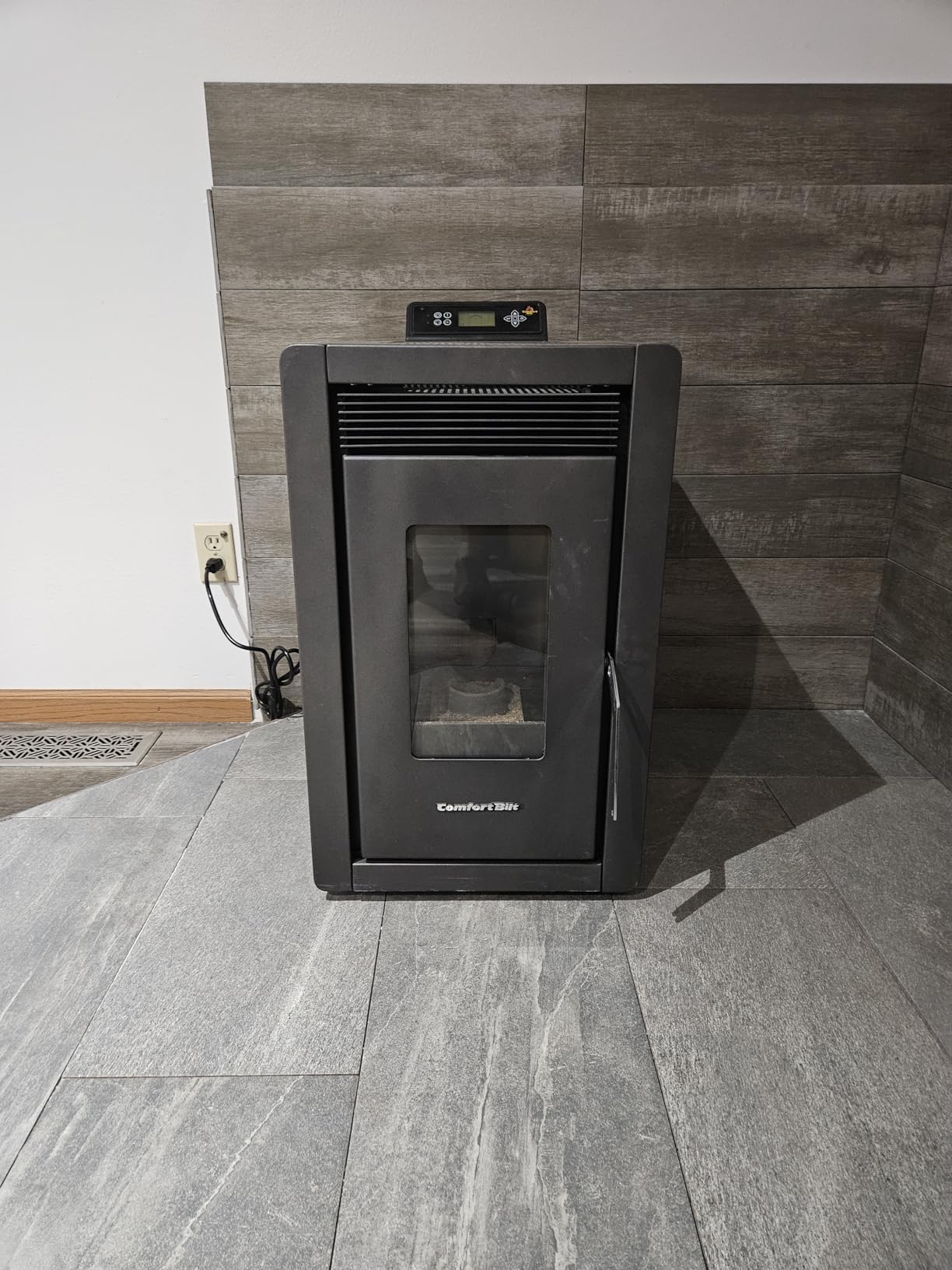 Comfortbilt Small Mini Pellet Stove HP40 1,500 sq ft 25 LB Hopper Alpine Series customer photo 1
