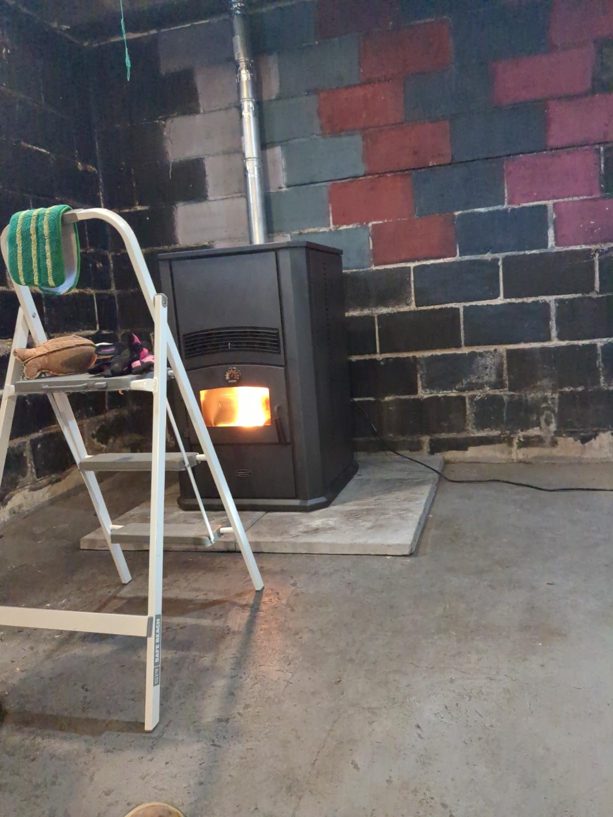 Comfortbilt HP42-Alpine Modern Pellet Stove 2800 SQFT Heating 120 Hopper EPA Cert customer photo 1