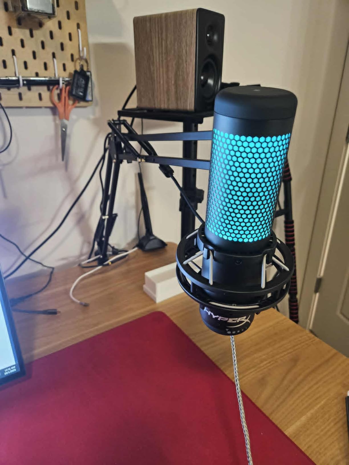 HyperX QuadCast 2 S - USB Microphone, with RGB Lighting, Streaming and Podcasting, with On-Board Controls, LED Lighting, Removable Shock Mount, PC, Mac, USB-C - Black customer photo 2