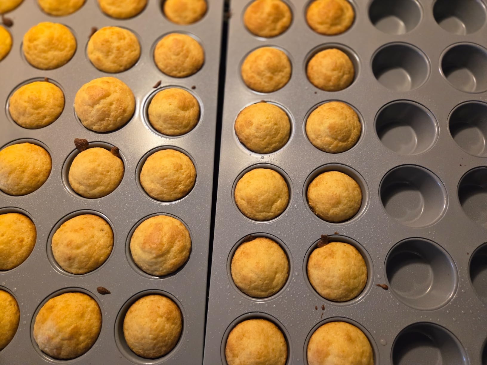 BRONYPRO 12-Cup Non Toxic Nonstick Ceramic Muffin Pan & Cupcake Tin, PFOA & PFOA Free, Heavy Duty Rust-Resistant Aluminized Steel, Oven Safe, Cream White customer photo 1