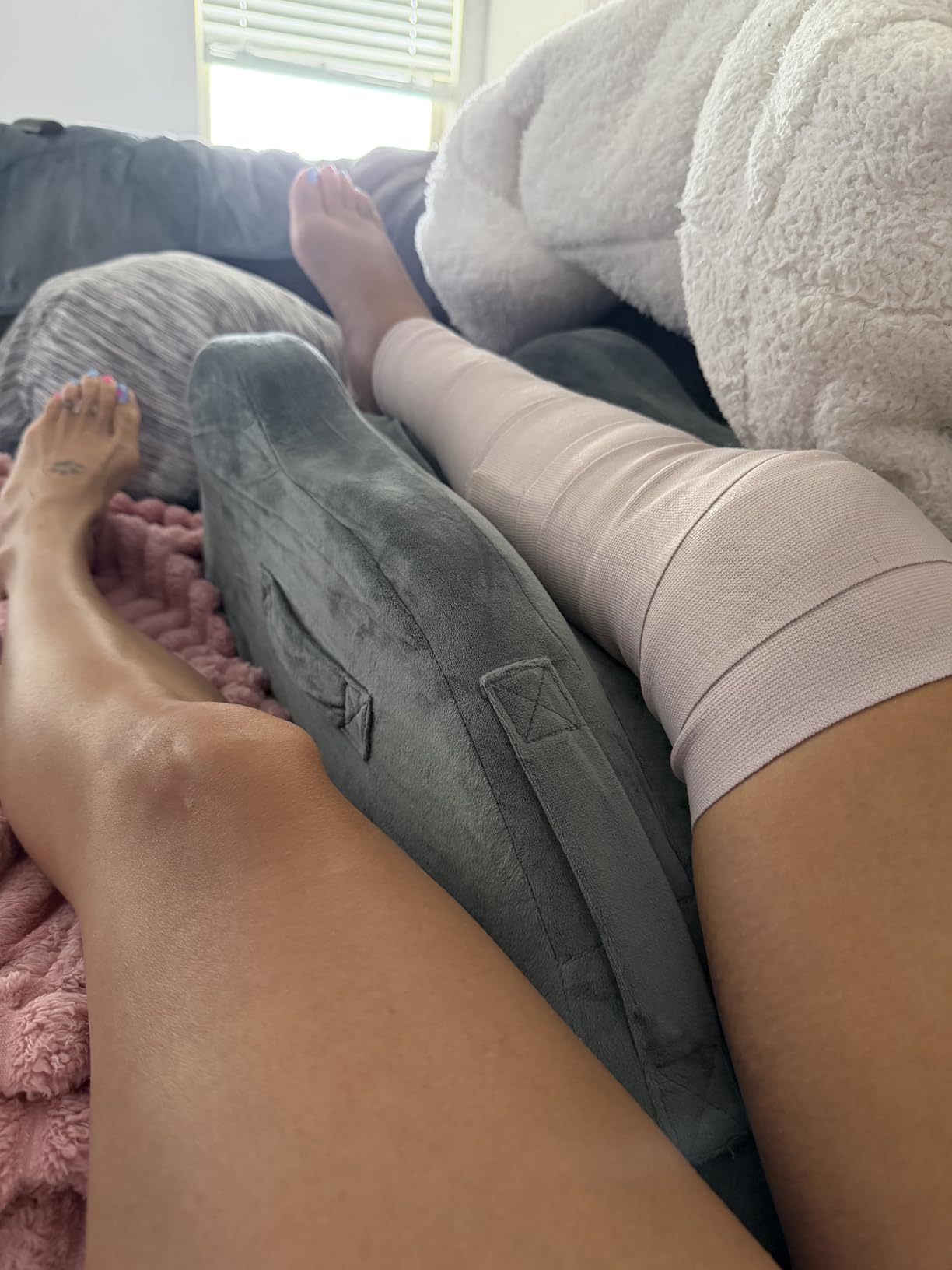 KingPavonini Adjustable Leg Elevation Pillows for After Surgery, Ergonomic Curve Keeps Knee Straight, Memory Foam Leg Pillow Elevation for Blood Circulation, Swelling and Pain Relief (Single Leg) customer photo 2
