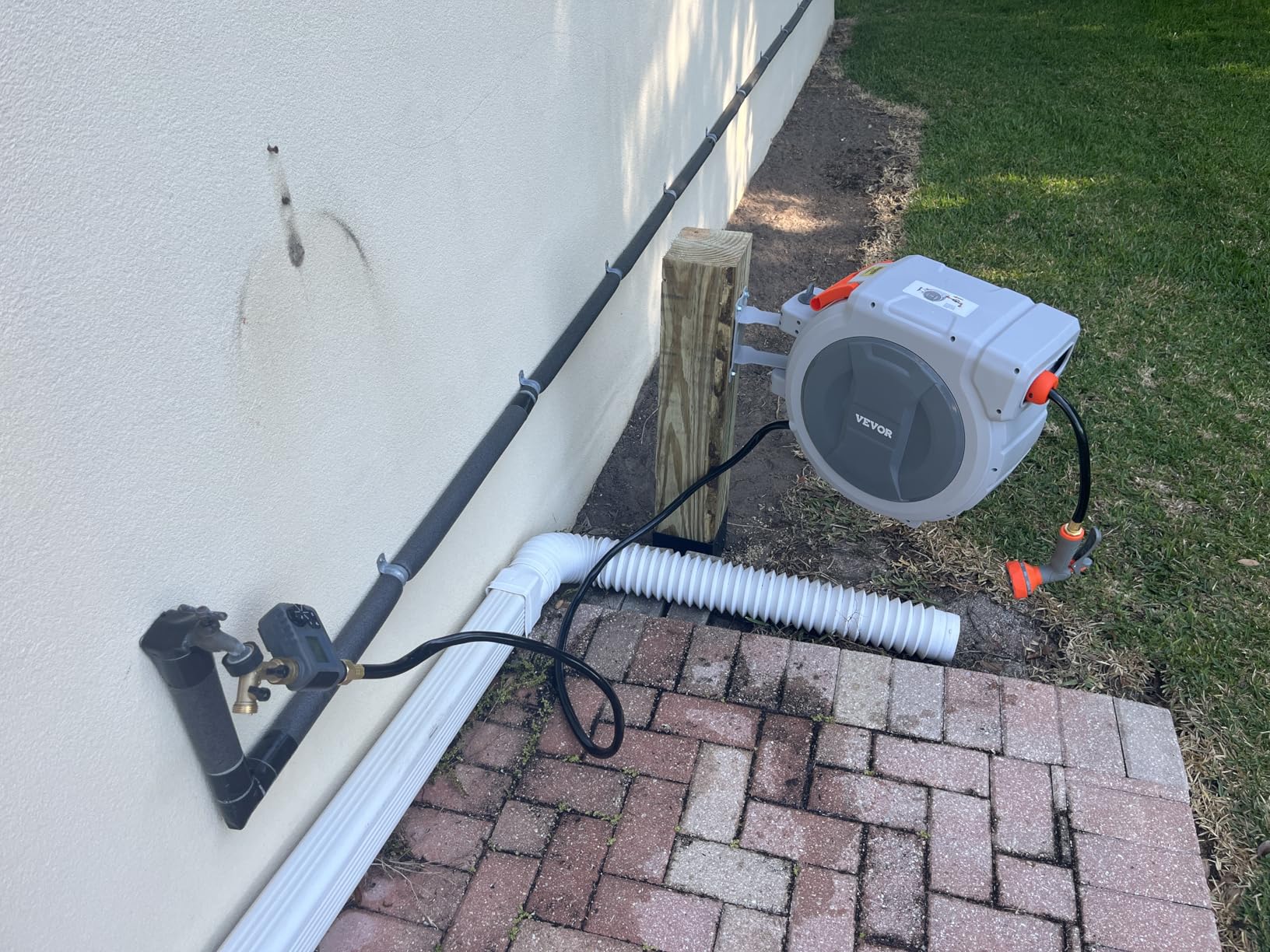 VEVOR Retractable Garden Hose Reel, 1/2 Inch x 84 ft Wall Mounted Heavy Duty Garden Hose Reel with 9 Patterns Nozzle, Any Length Lock, Upgraded Slow Return System and 180°Swivel Bracket customer photo 1