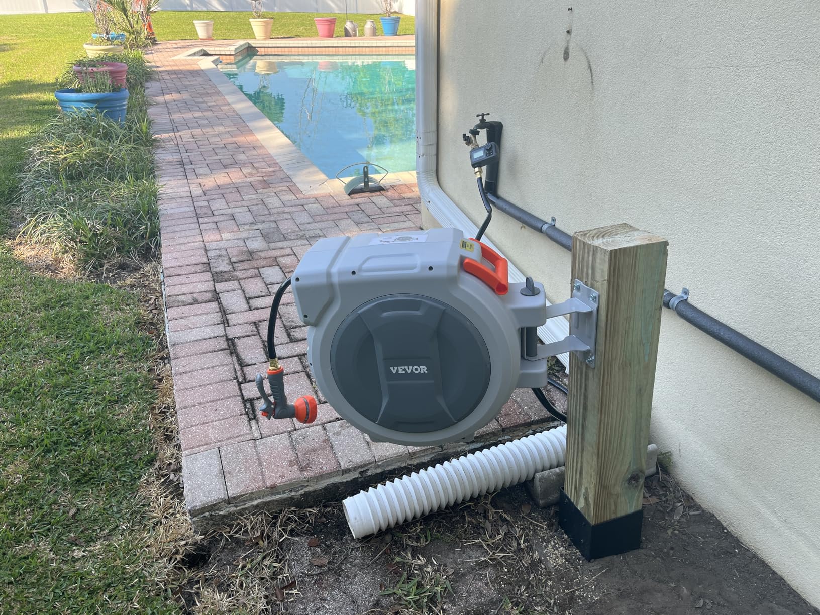 VEVOR Retractable Garden Hose Reel, 1/2 Inch x 84 ft Wall Mounted Heavy Duty Garden Hose Reel with 9 Patterns Nozzle, Any Length Lock, Upgraded Slow Return System and 180°Swivel Bracket customer photo 2
