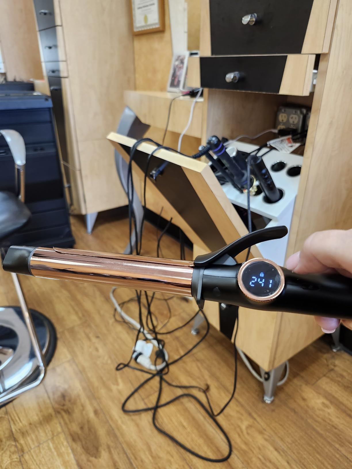 ELLA BELLA Slimline Curling Iron 1 Inch - Professional Curling Wand with Dual Voltage, Titanium Coating, for Long-Lasting Curls and Reliable Styling customer photo 1
