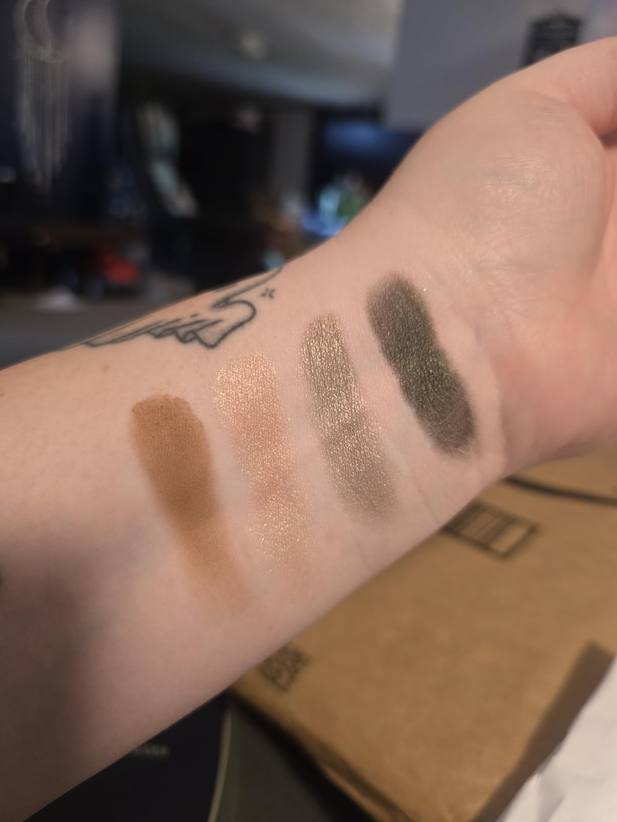Estee Lauder The Essential Eyeshadow Quad Long-Lasting Palette | Shape, Sculpt, Magnify, 0.14 Ounce customer photo 1