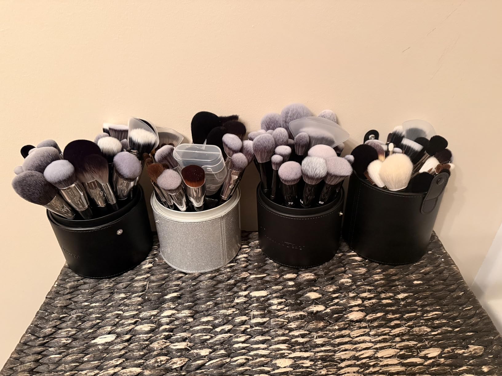 Bueart Design 32Pcs PRO Grade Makeup Brushes Set with Super large Holder, Premium Ultra-soft Synthetic Foundation Contour Powder Blush Concealer Eyeshadow Classic Black Make up Brush customer photo 1