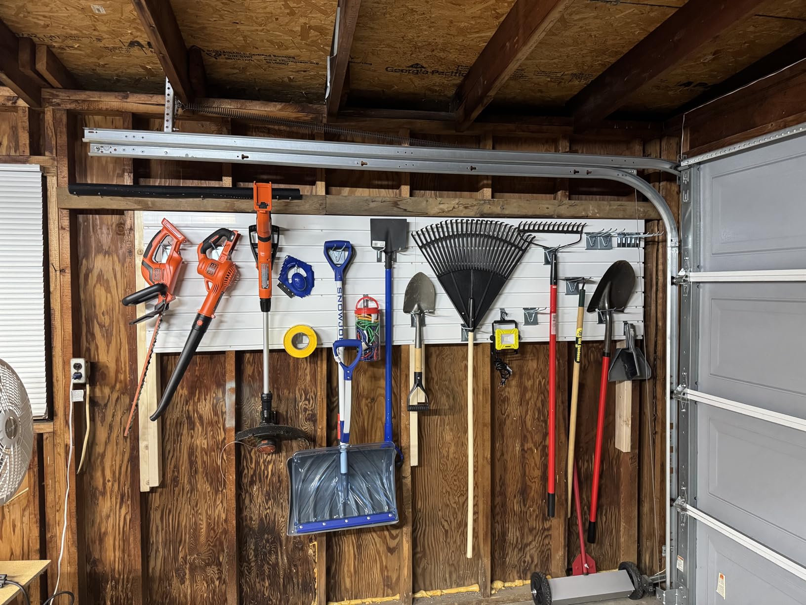 Ezlaino Slatwall Panel 4FT x 4FT, PVC Slat Wall Storage System, Waterproof, Durable& Easy to Install, Compatible with Most Hooks, Ideal for Garage Storage & Home Decoration, White customer photo 1