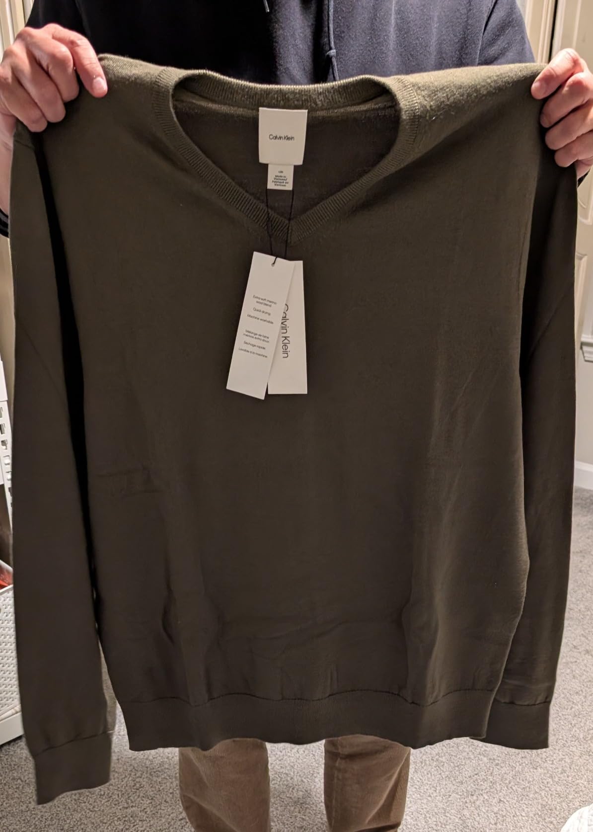 Men's Extra Fine Merino Wool Blend V-Neck Sweater customer photo 1