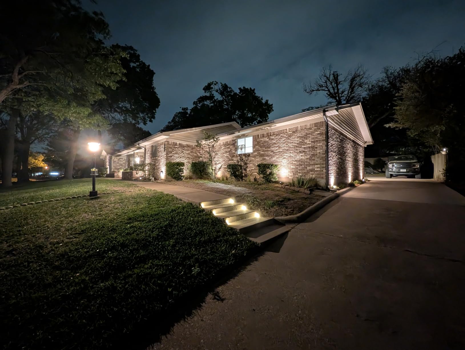 ZZXX All-in-One Low Voltage Landscape Lighting Kit, 4-Pack LED Landscape Lights with Transformer 32FT Wire and Connectors, 2700K Waterproof Landscape Spot Lights for Garden Yard House Tree customer photo 2