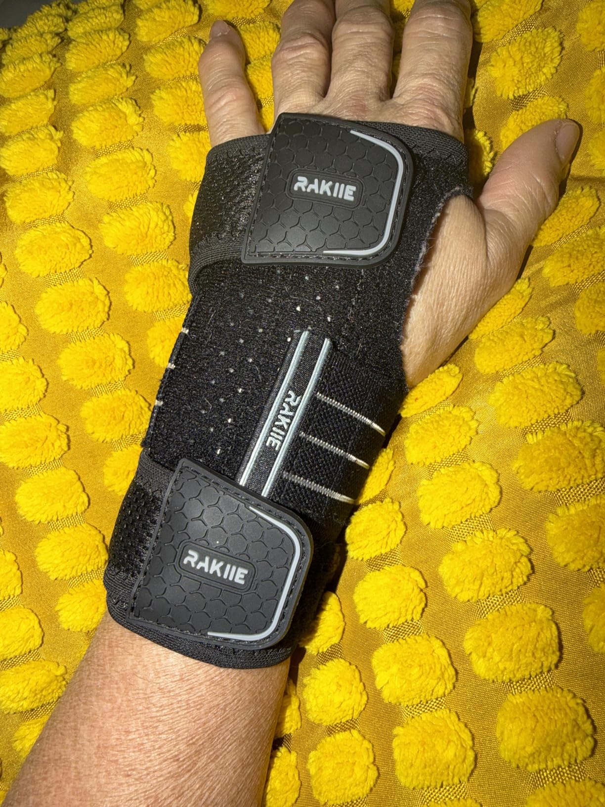 Rakiie 2 Pack Carpal Tunnel Wrist Braces, Adjustable Wrist Support Splint for Night Sleep & Daytime Working, Hand Braces Pain Relief for Arthritis, Typing & Pregnancy, Men & Women (Gray, M) customer photo 2