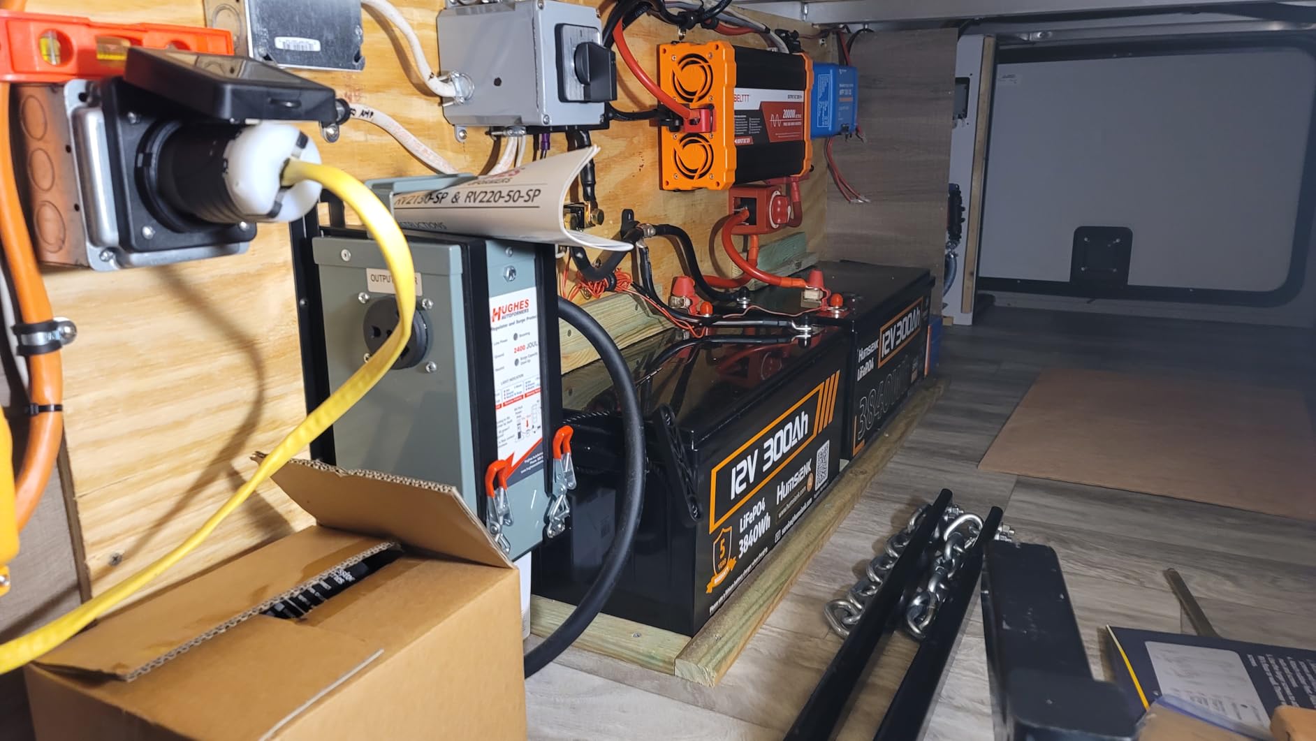 HumsiENK 12V 320Ah LiFePO4 Lithium Battery with Bluetooth, 250A BMS, 15000+ Cycles, IP65 & Low Temp Protection, 4096Wh Higher Energy Perfect for RV, Off-Grid, Boats, Solar Energy customer photo 1