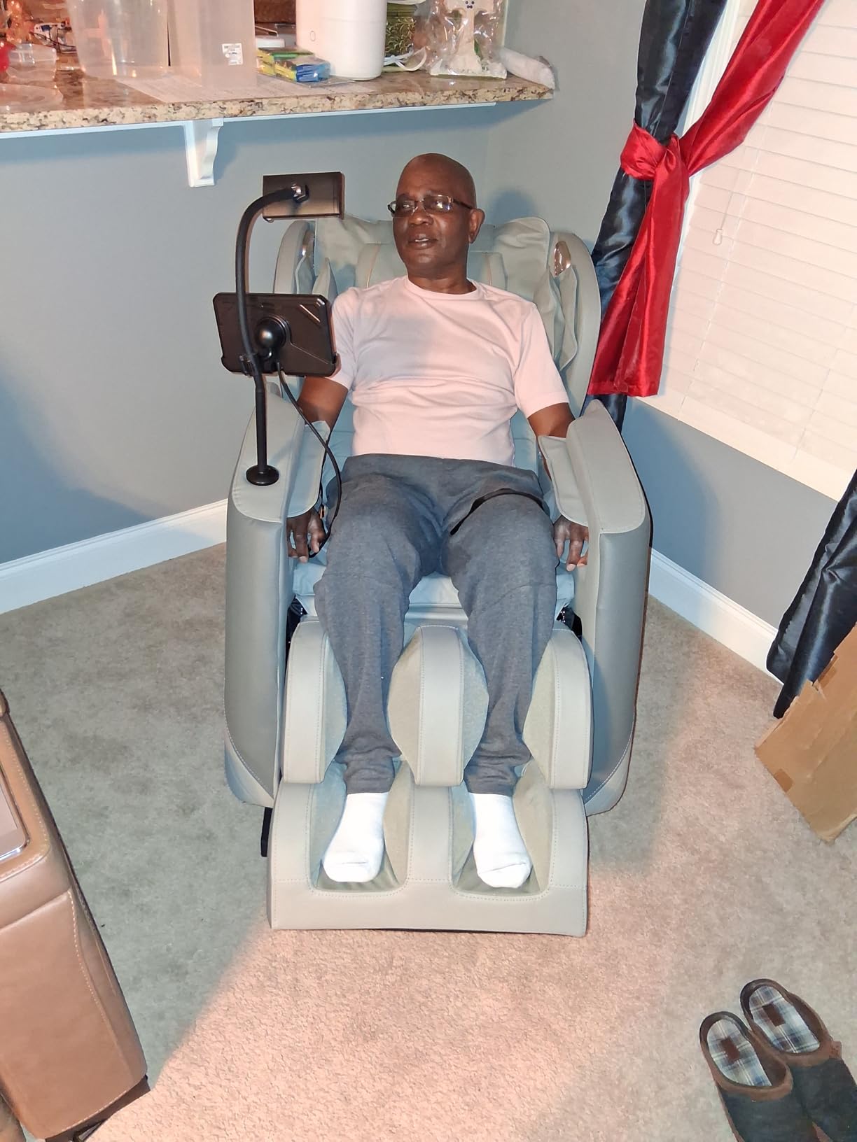 Massage Chair Full Body, Zero Gravity Massage Chair with 16 Fix Rollers, Auto Massage Program, Foot Massage, Recliner Chair with Heating, Touch Screen Controller, Bluetooth Speaker (Black Grey) customer photo 2