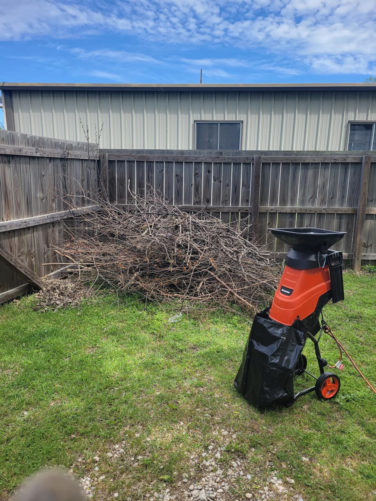 MAXLANDER 15-Amp Electric Wood Chipper Shredder, 1.75-Inch Cutting Capacity, Yard Waste Mulcher for Composting Branches & Twigs, Corded Chipper with Collection Bag customer photo 1
