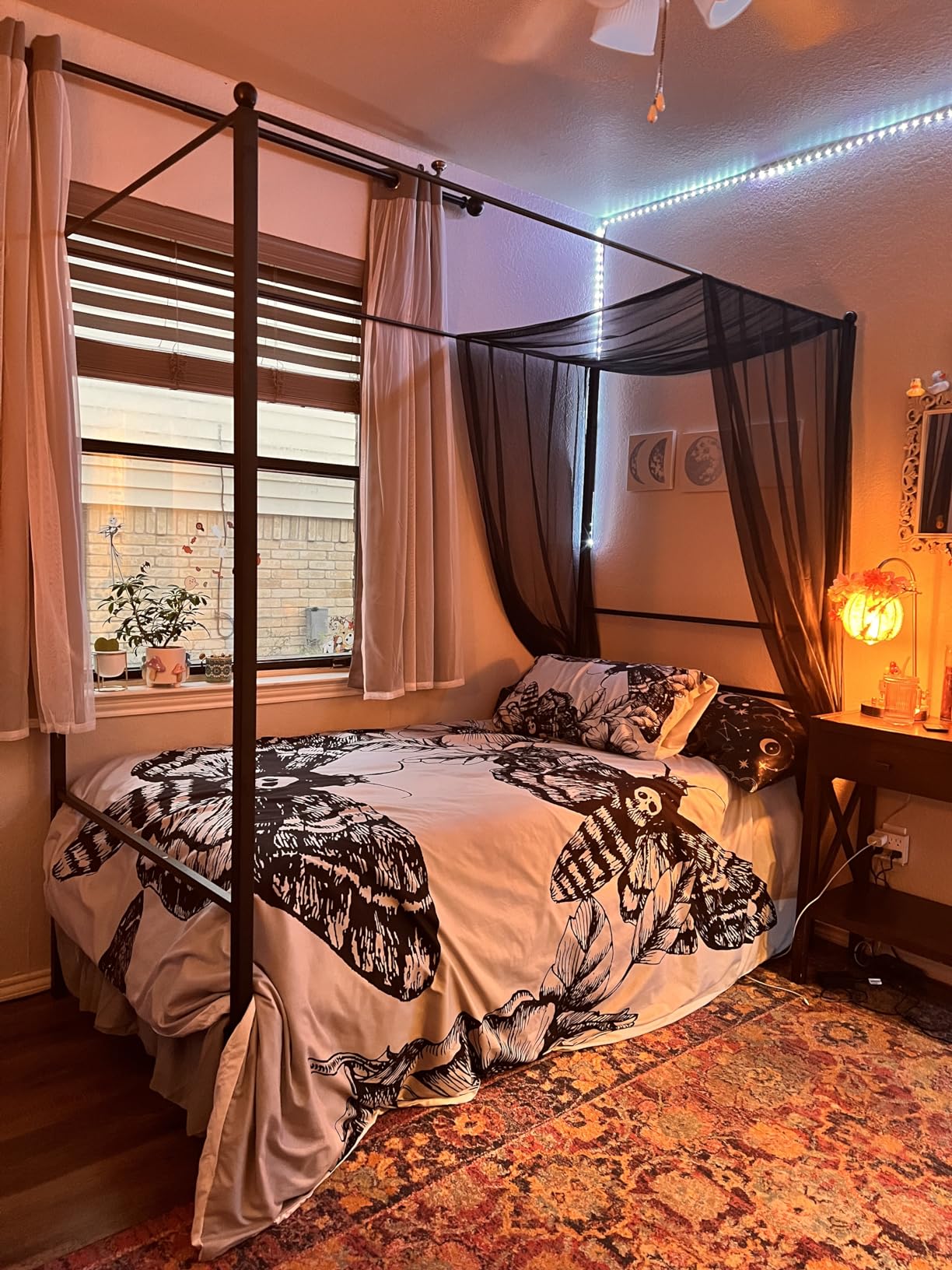 Giantex King Size Metal Canopy Bed Frame, Modern Platform Bed Frame with 4 Poster & Headboard, Mattress Foundation with Sturdy Metal Slat Support, No Box Spring Needed, Easy Assembly, Black customer photo 1