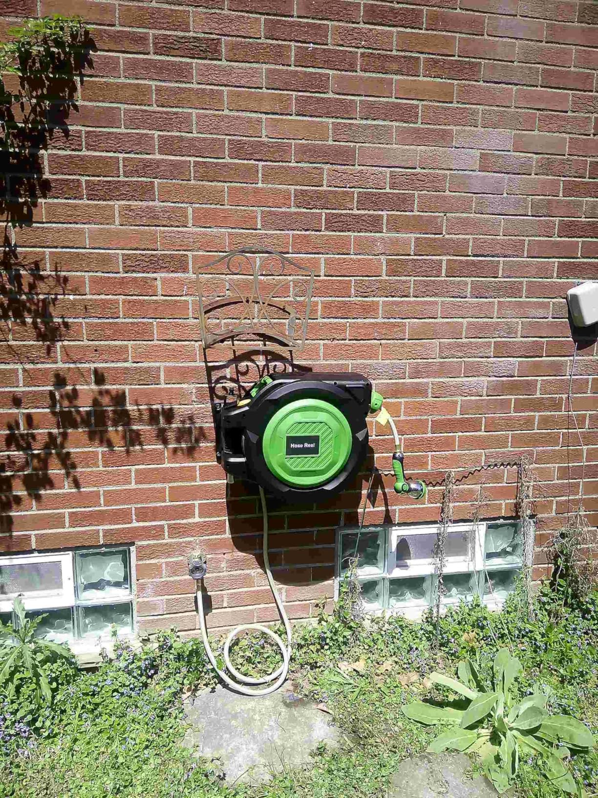 Retractable Garden Hose Reel, 5/8 in x 100 ft Heavy Duty Wall-Mounted Hose Reel with 180° Swivel Bracket, 10-Pattern Nozzle, Automatic Slow Rewind System, Any Length Lock for outside Watering,Cleaning customer photo 1