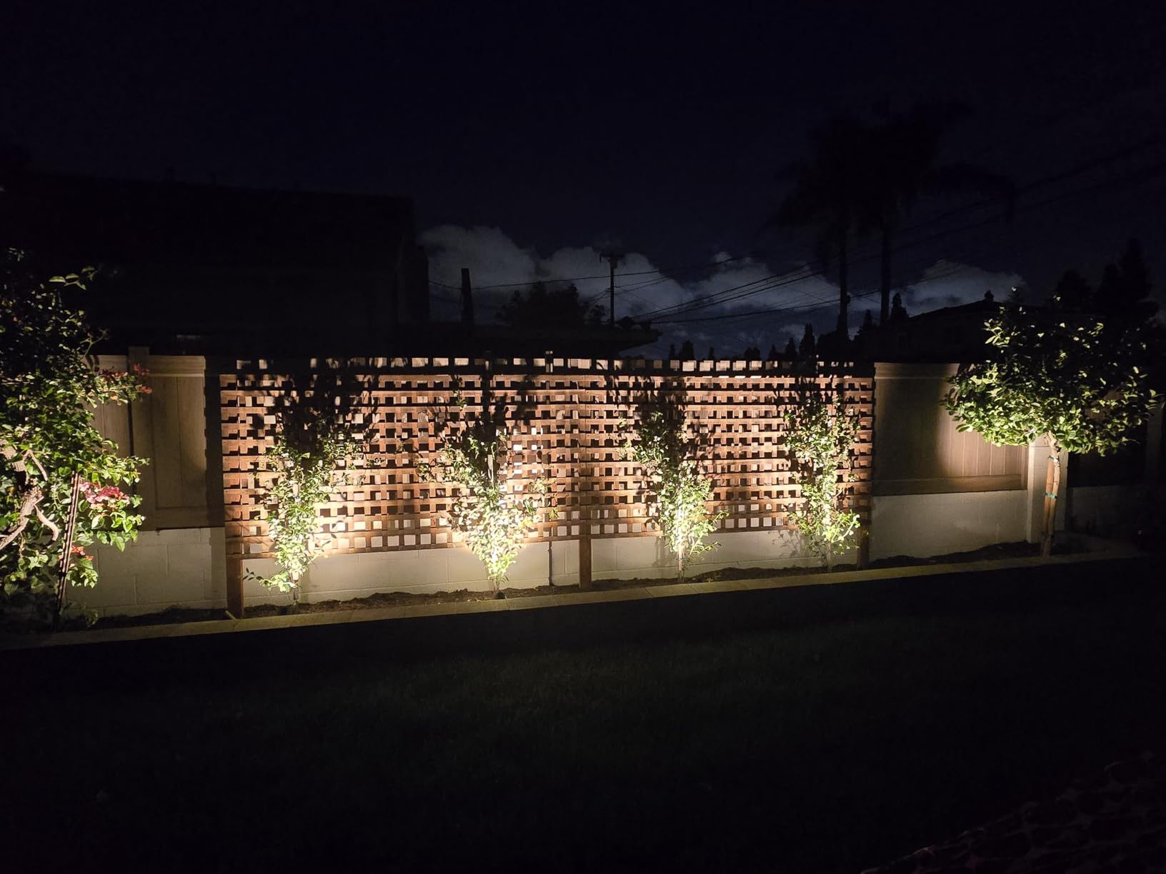 Gardencoin All-in-One LED Low Voltage Landscape Lighting Kit, 5W Spotlights with 200W Transformer 150ft Wire and 12 Fastlock Connectors, 2700K Waterproof Aluminum Fixture for House Tree Yard Garden customer photo 2