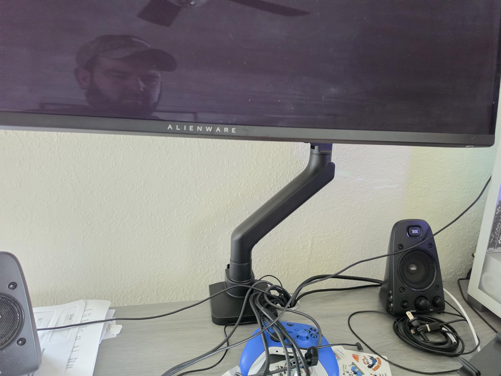 FlexiSpot Ultrawide Monitor Arm, Monitor Stand for 17 to 49 Inch Screens Holds up to 44 Lbs, Adjustable Gas Spring Arm with C Clamp and Grommet Base for Gaming Office, 75/100 VESA Mount, Black customer photo 2