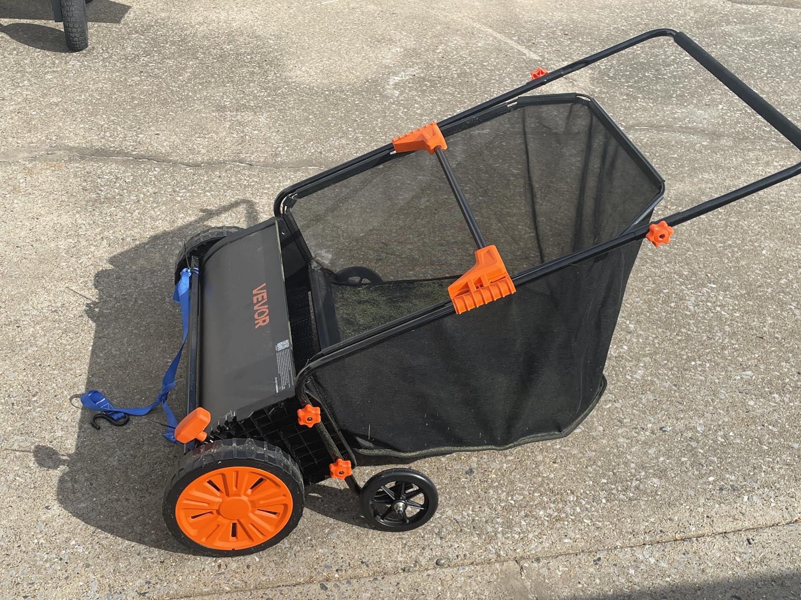 VEVOR Push Lawn Sweeper, 26 in Leaf & Grass Collector with 7 cu. ft. Hopper Bag, Adjustable Brush Height & Spinning Brushes, Heavy Duty Yard Sweeper with Rubber Wheels for Leaves Grass Cleanup customer photo 2