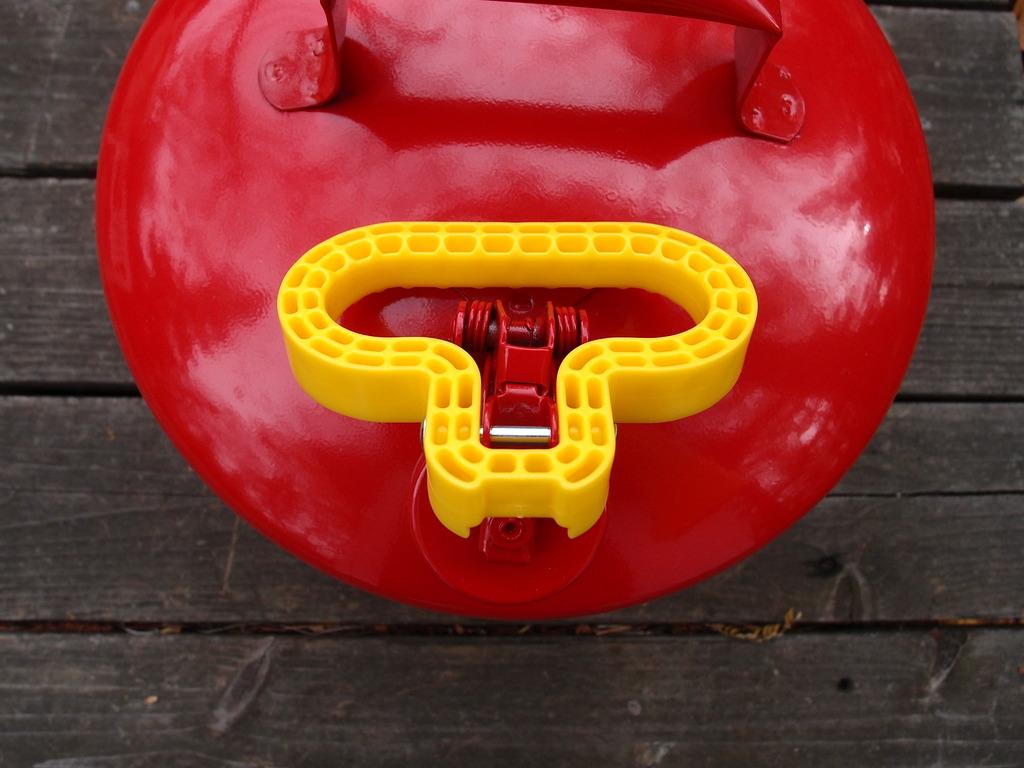 Eagle 5 Gallon Type I Red Safety Gas Can for Gasoline with Flame Arrester, Self-Closing Lid, and F-15 Funnel, Made in the USA customer photo 2