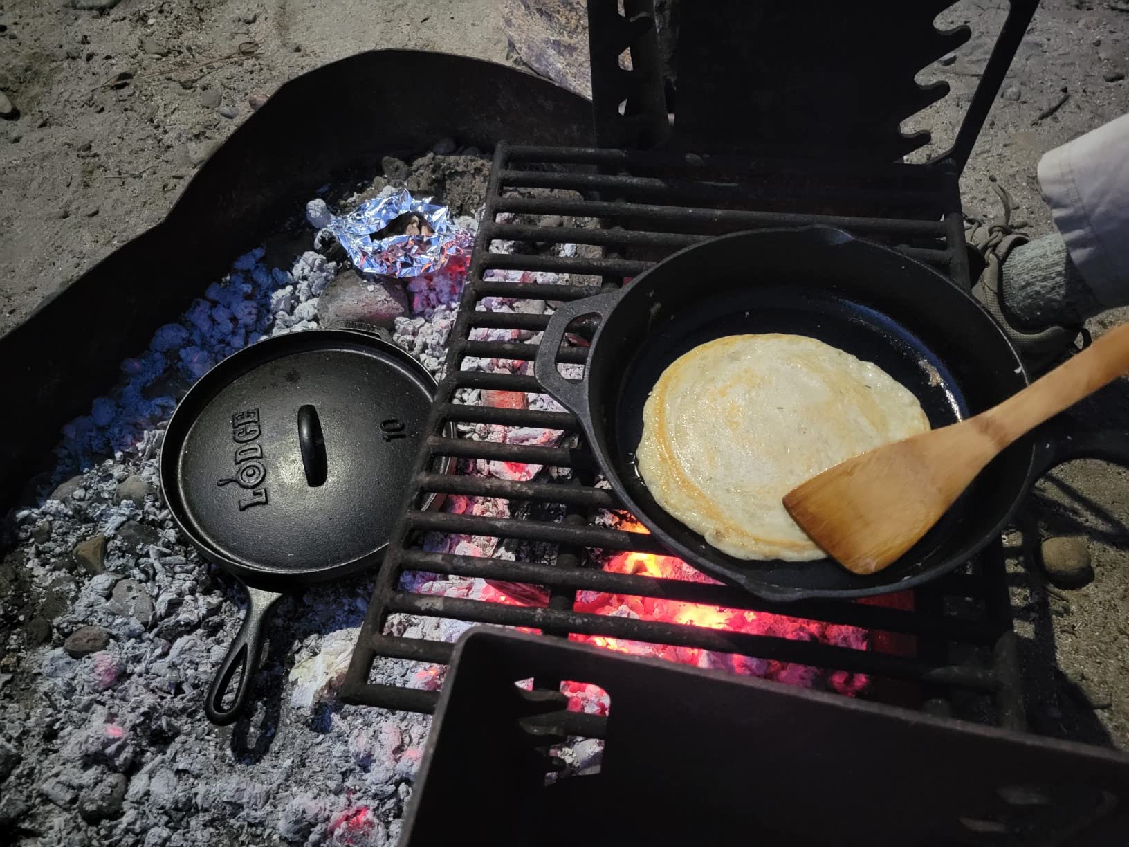 Lodge Seasoned Cast Iron Camp Dutch Oven with Lid - 8 Quart - Dual Handles - Seasoned Cast Iron Cookware with Steel Handle & Strong Lid for Heavy-Duty Camping Cookware customer photo 2
